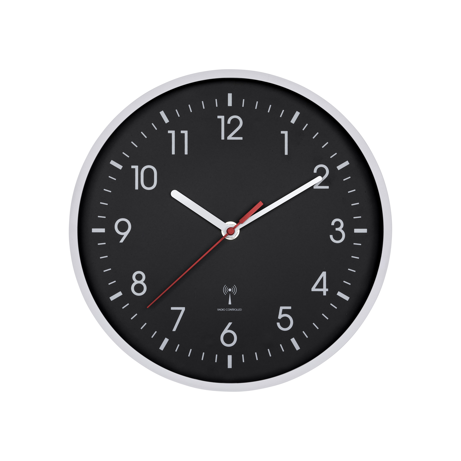 Eine schwarze Wanduhr mit silbernem Rahmen zeigt 10:08 Uhr an.