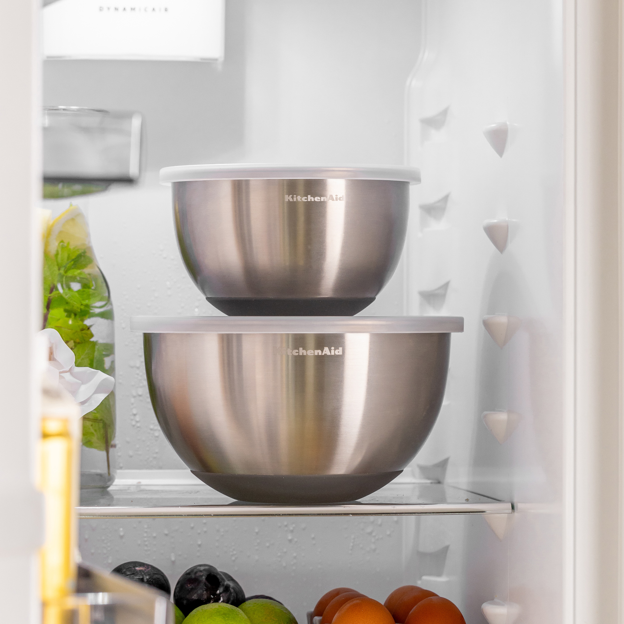 Zwei KitchenAid-Schüsseln aus Edelstahl stapeln sich in einem Kühlschrank.
