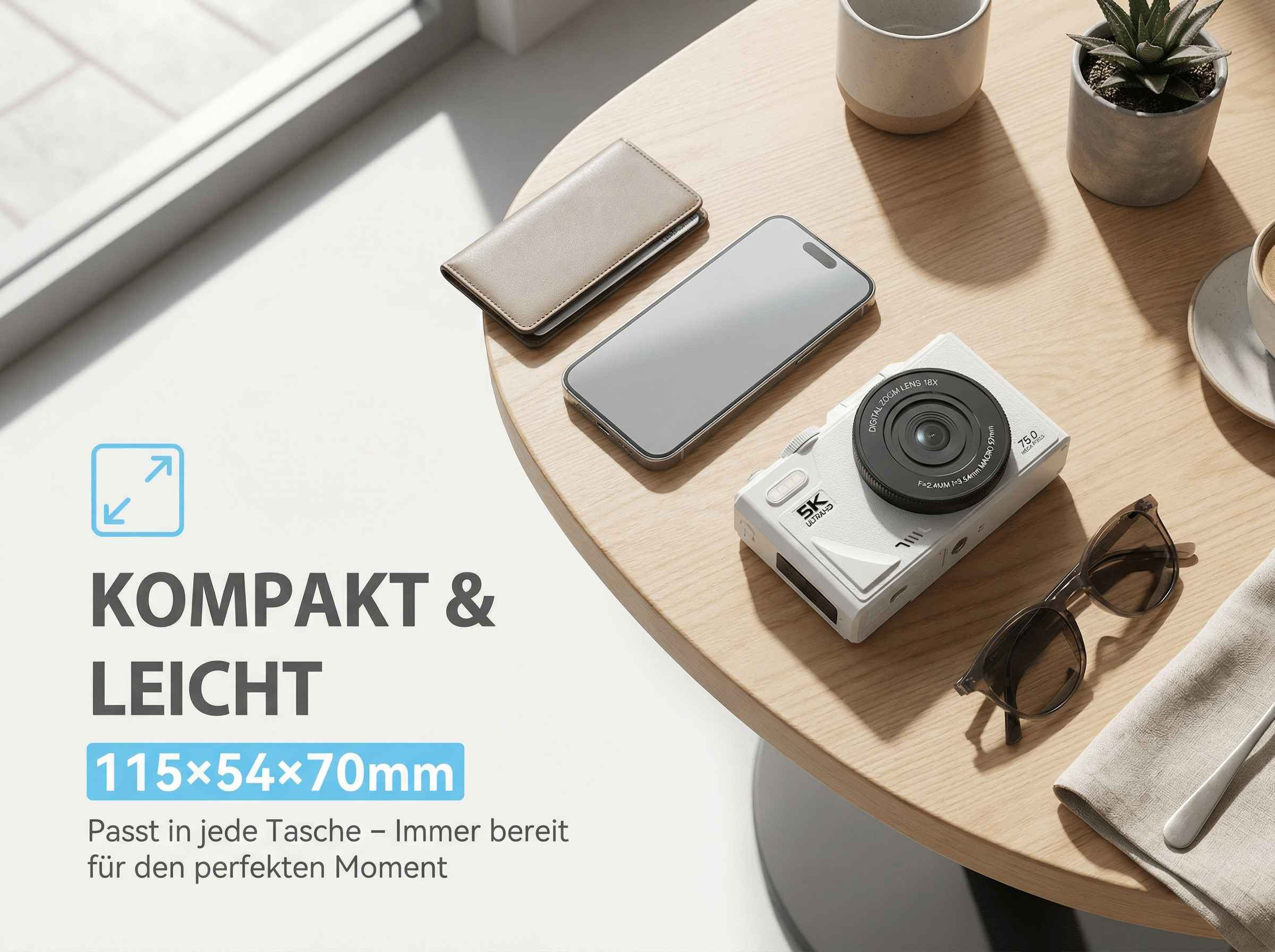 Ein weißes Kamera-Set mit Smartphone, Brille und Notizbuch auf einem Holztisch.