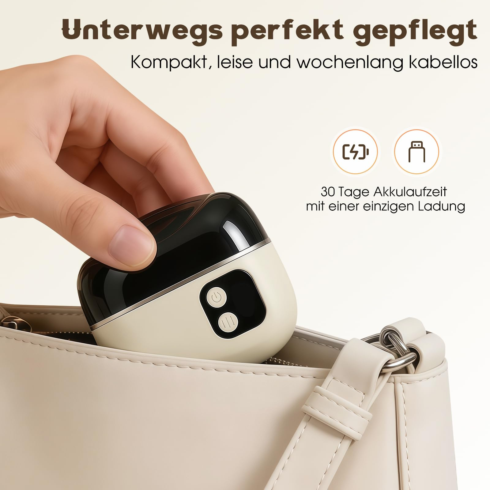 Eine Hand legt ein cremefarbenes und schwarzes Gerät in eine Handtasche.