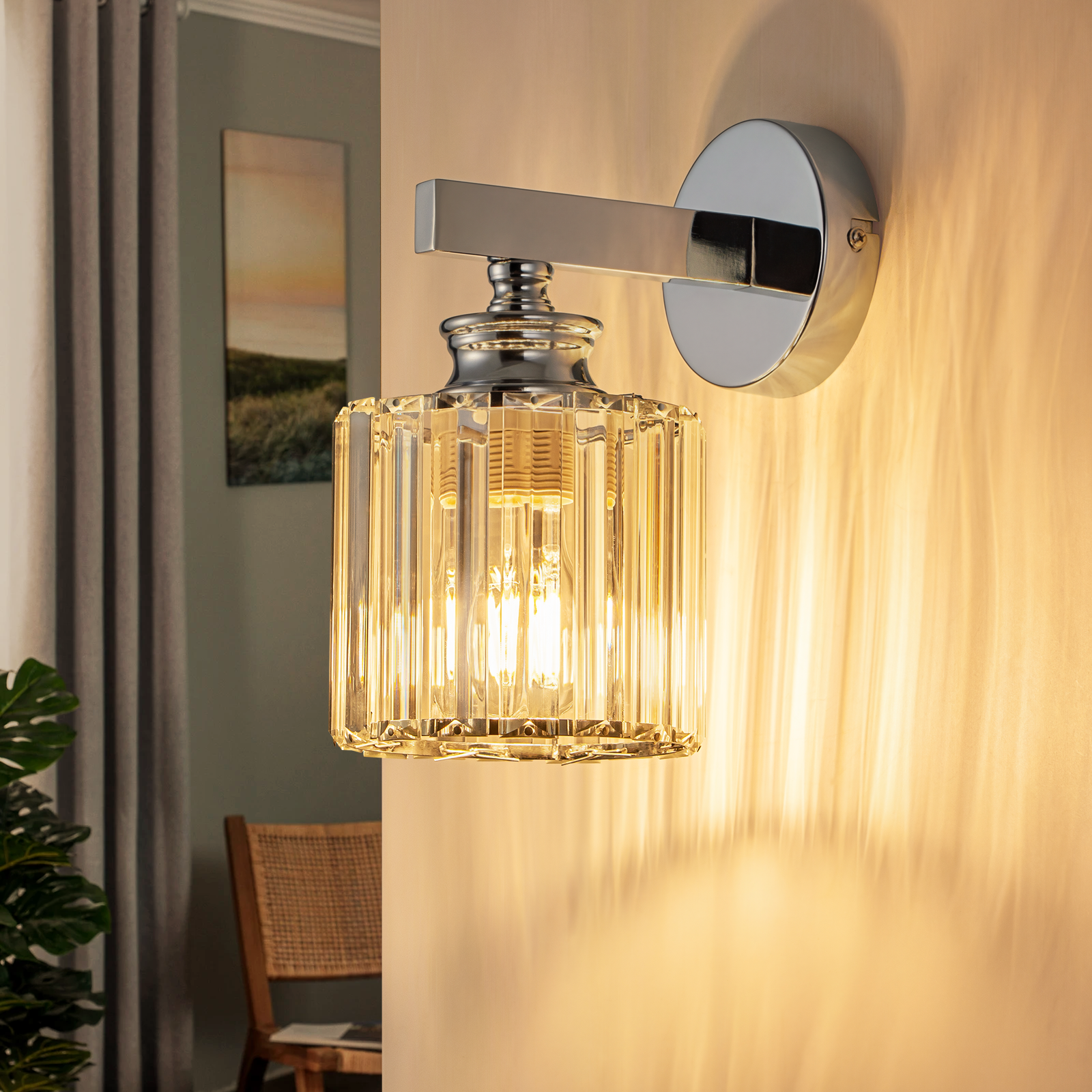 Lámpara de pared con cilindro de cristal y bombilla, proyectando patrones de luz cálida.