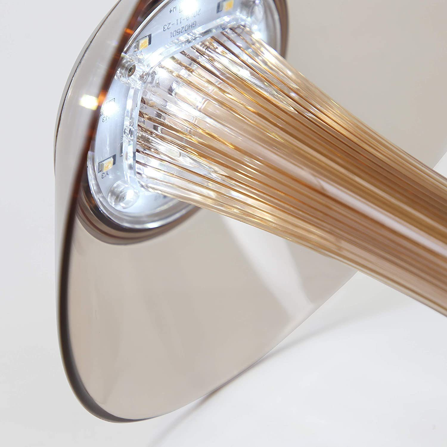 Primo piano di una lampada con aste trasparenti color ambra e LED.