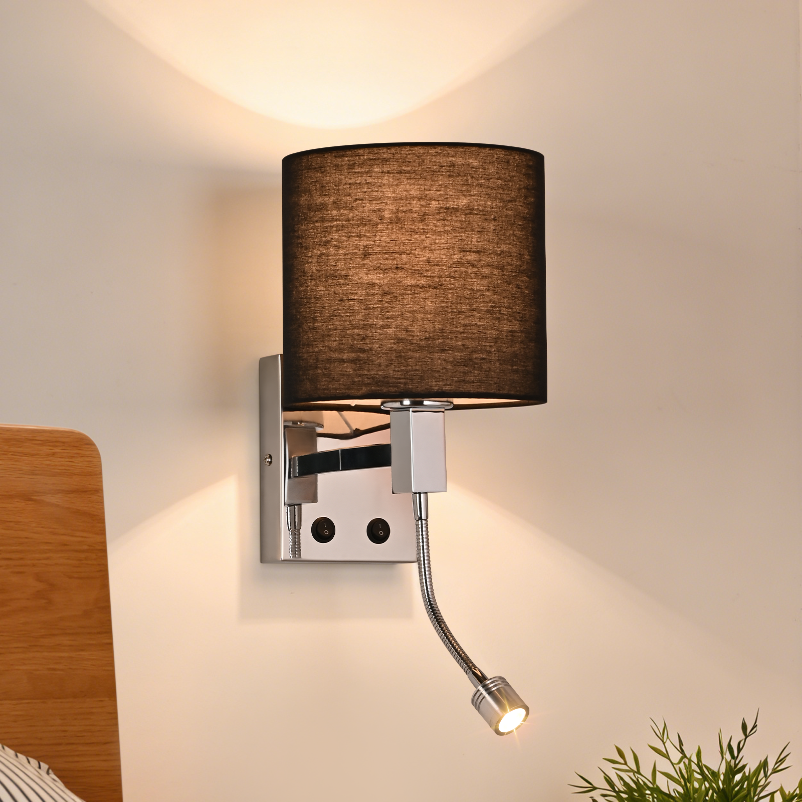 Lámpara de pared moderna con pantalla de tela negra y luz de lectura flexible.