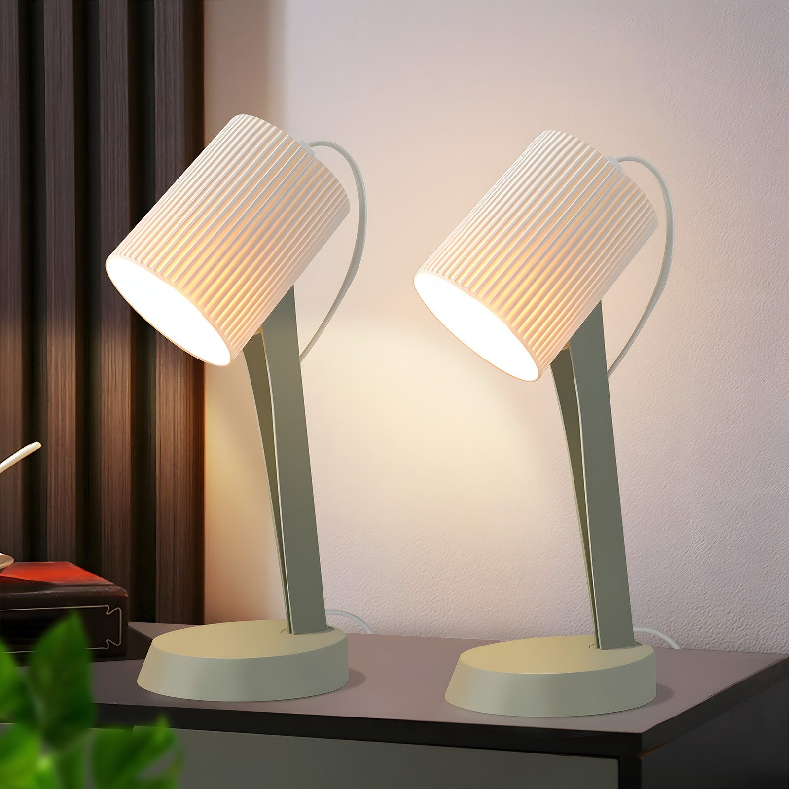 Due lampade da scrivania moderne con paralumi a coste sono su un tavolo.