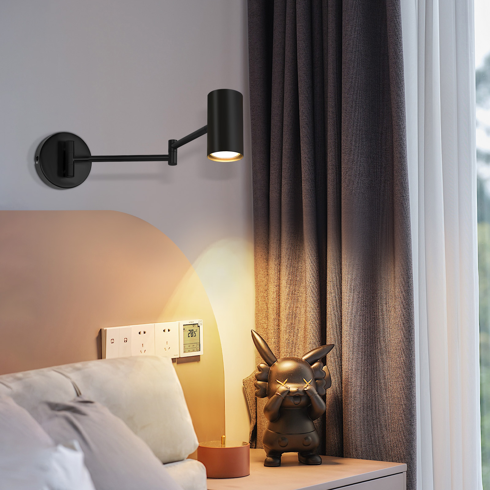 Un aplique de pared negro con brazo oscilante ilumina una cama con cojines y una figura.
