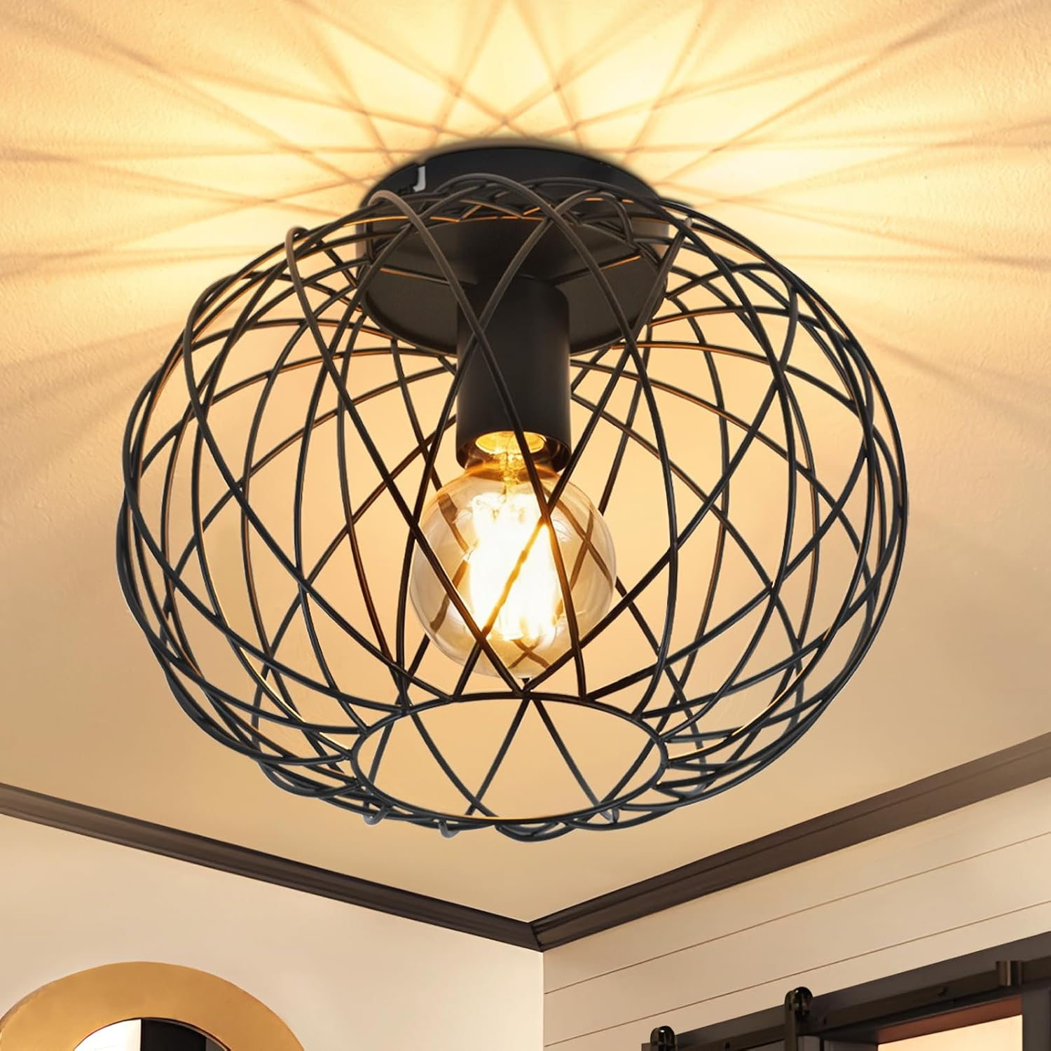 Lampada da soffitto a gabbia in filo nero con lampadina Edison e ombre.