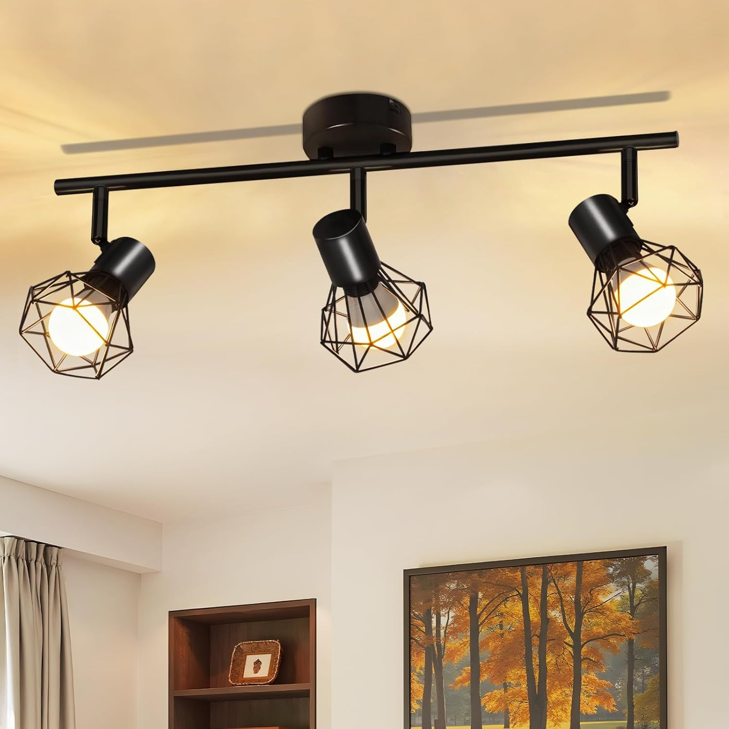 Plafoniera nera con tre lampade in gabbie geometriche.
