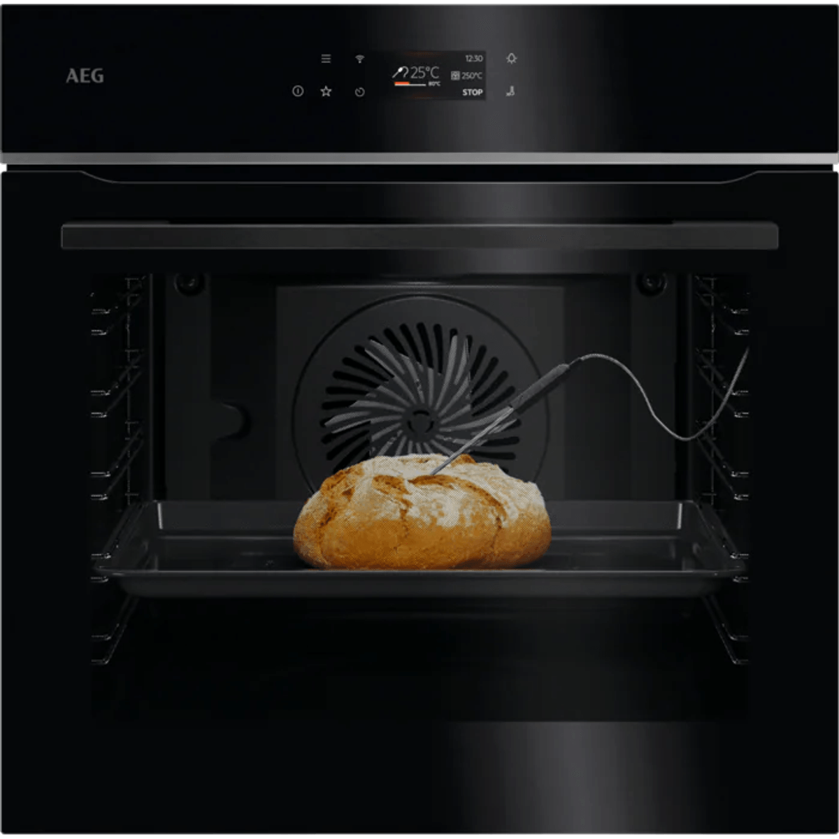Chleb z termometrem wewnątrz piekarnika AEG.