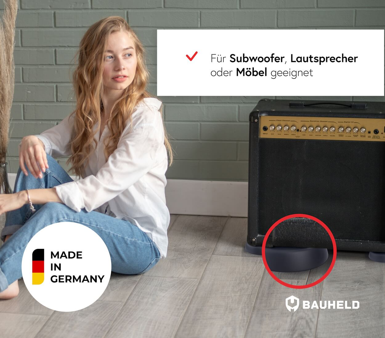 Frau sitzt neben Gitarrenverstärker mit Produktuntersetzern, Made in Germany.