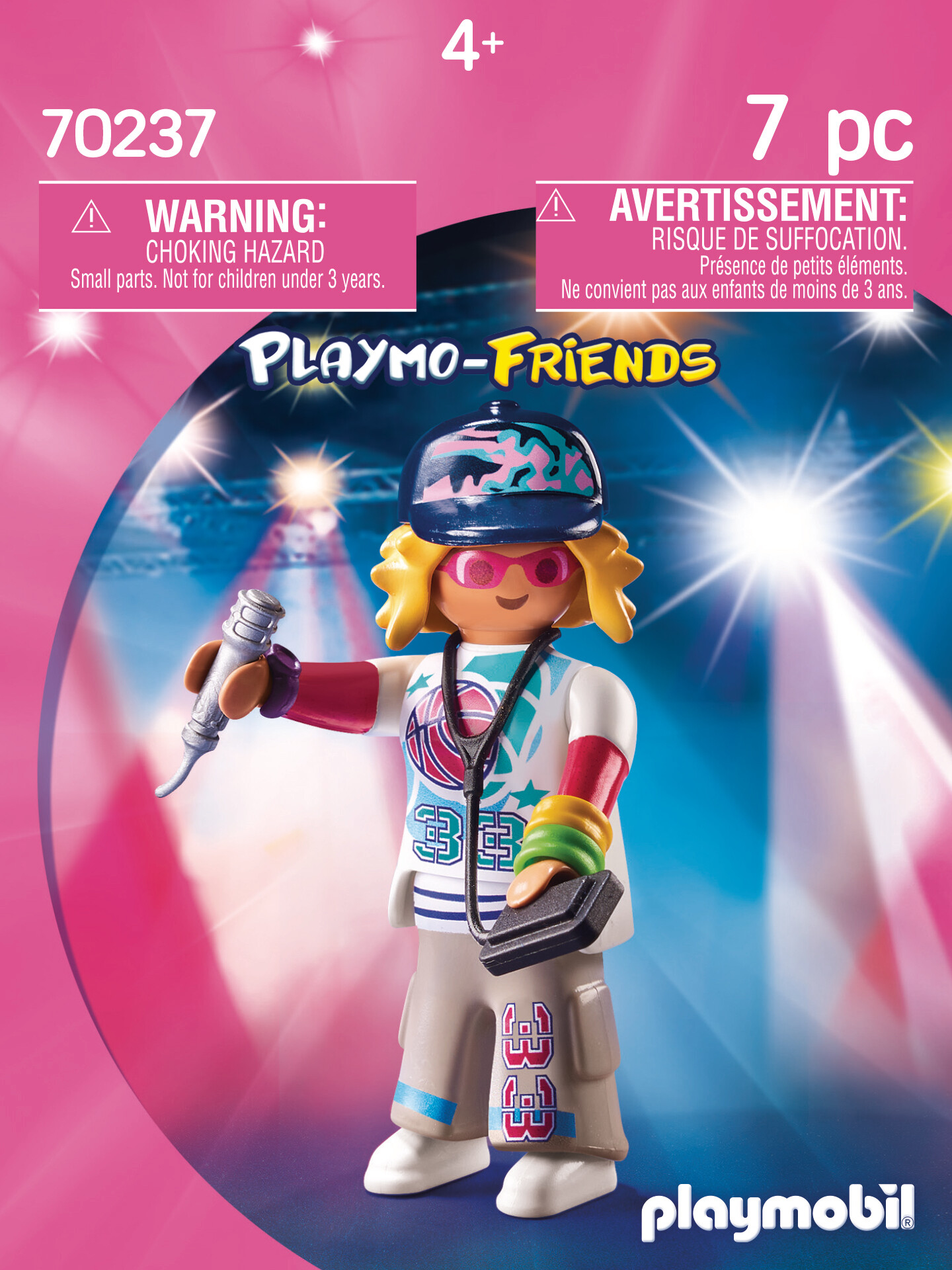 Figura Playmobil con micrófono en escenario colorido con advertencias.