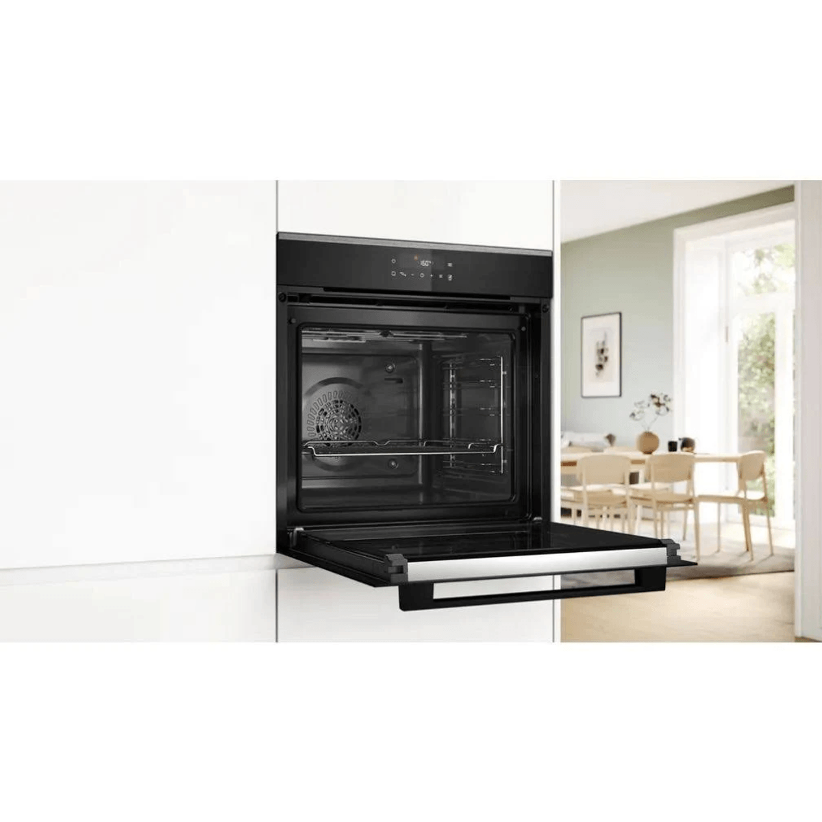 Un forno da incasso moderno con porta aperta, accanto a una zona pranzo.