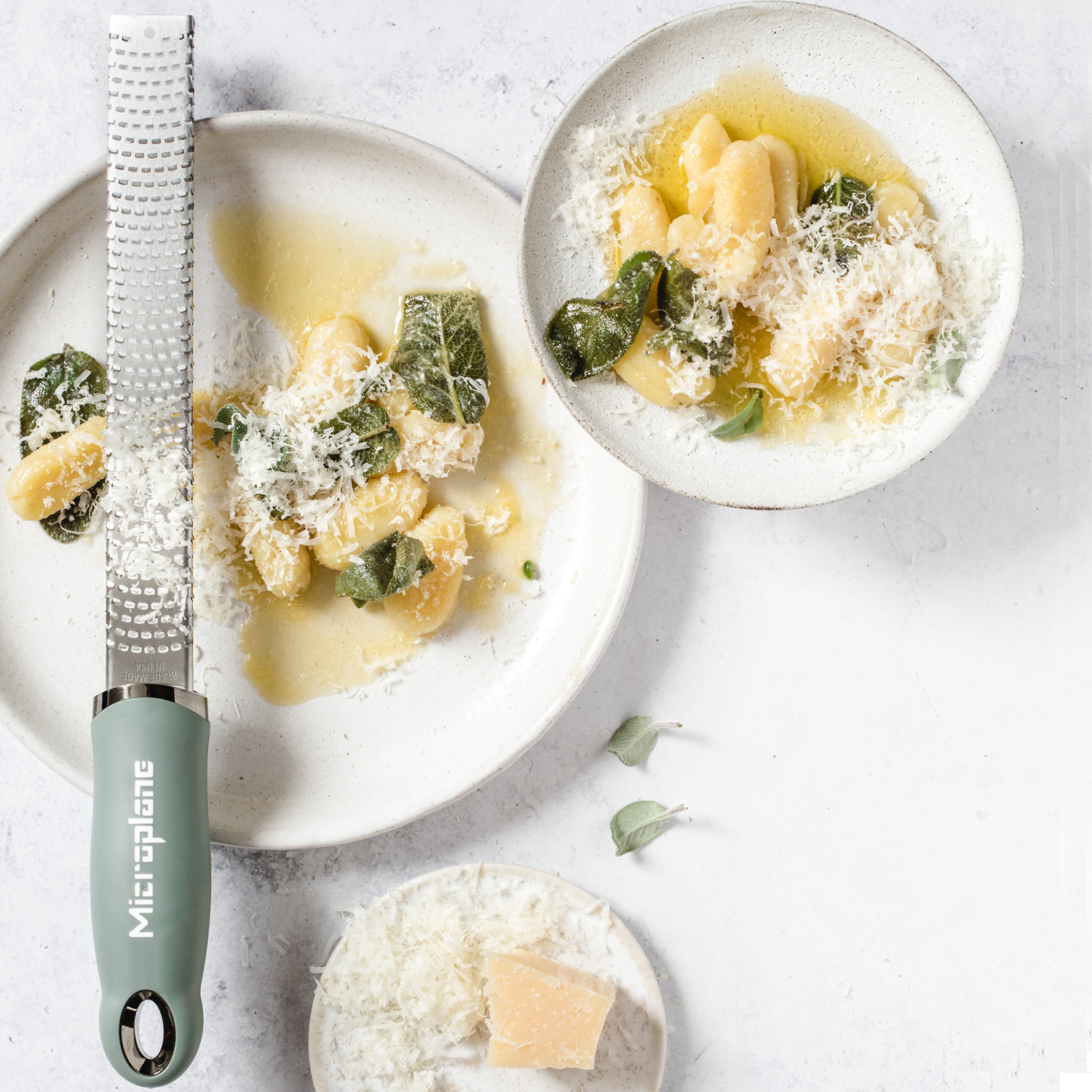 Gnocchi mit Salbeibutter, Parmesan und einem Reibeisen.