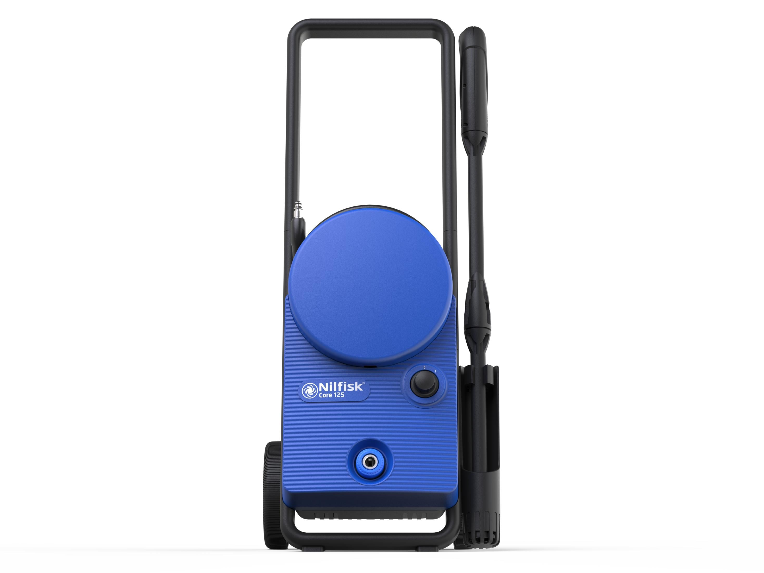 Niebieska myjka Nilfisk z kółkami i pistoletem natryskowym.