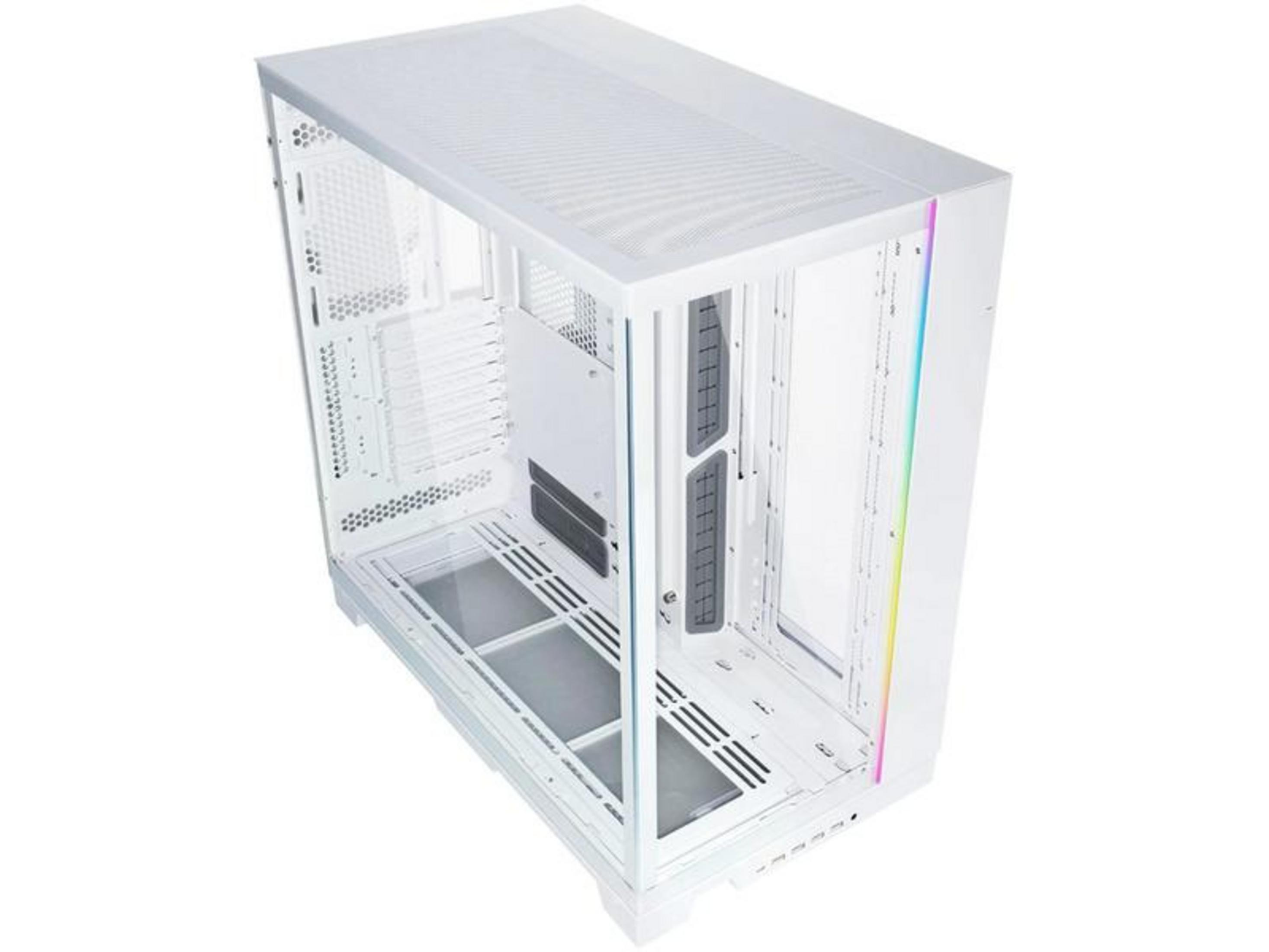 Cam yanlara ve RGB aydınlatmaya sahip beyaz bilgisayar kasası.