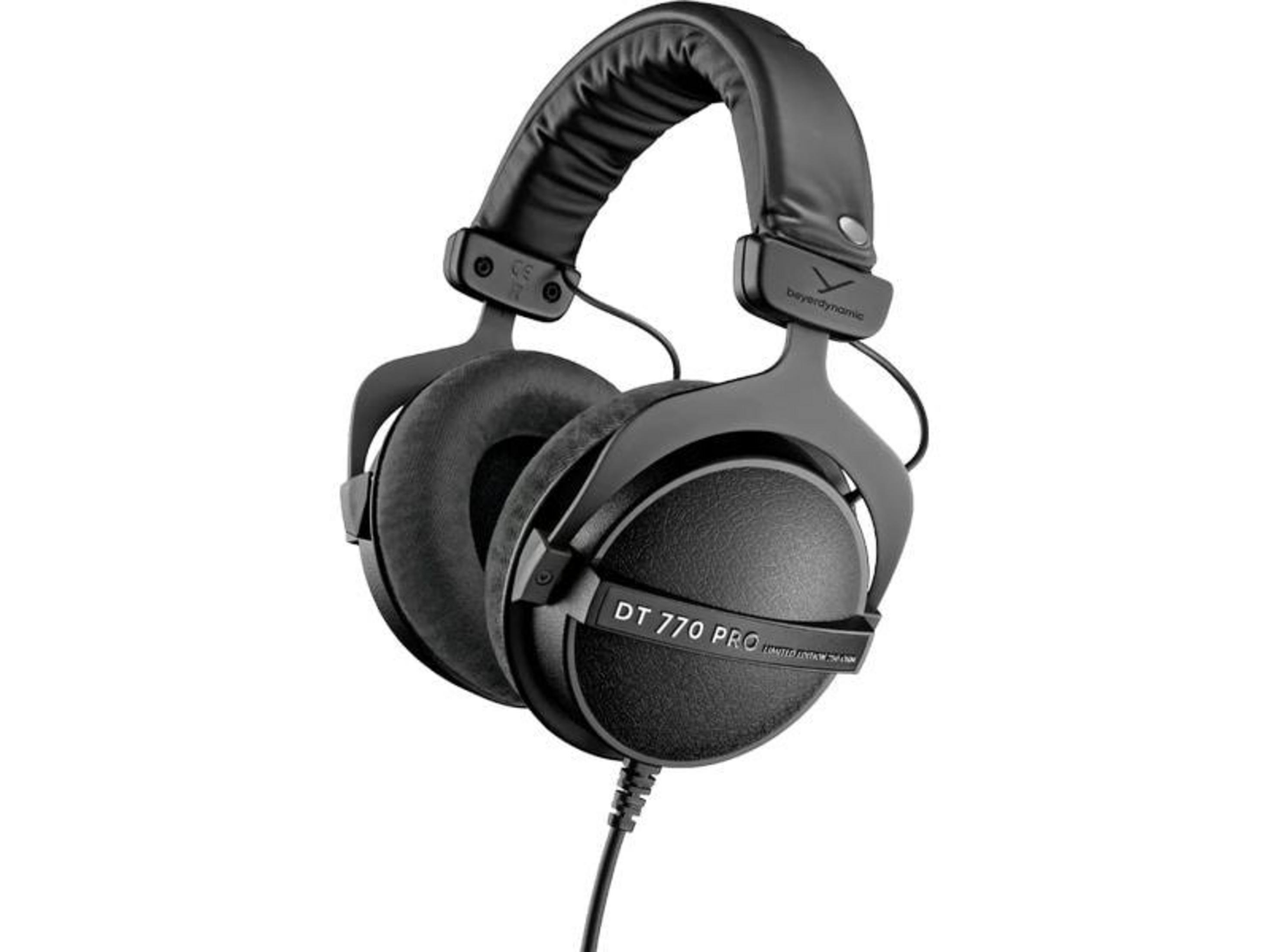 Schwarze Over-Ear-Kopfhörer mit Kabel und Markenschriftzug.