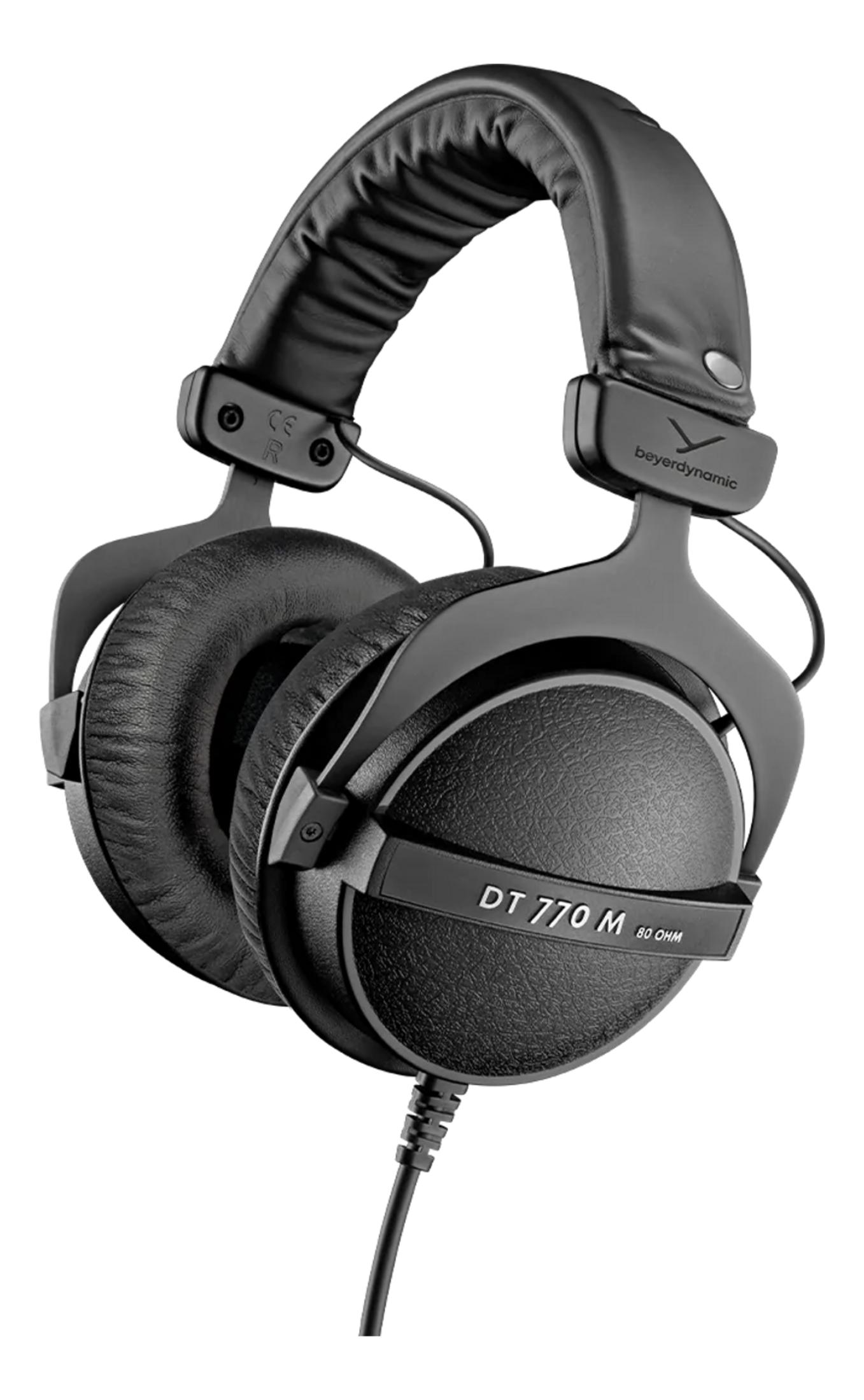 Czarne słuchawki nauszne z wyściełanym pałąkiem i kablem.