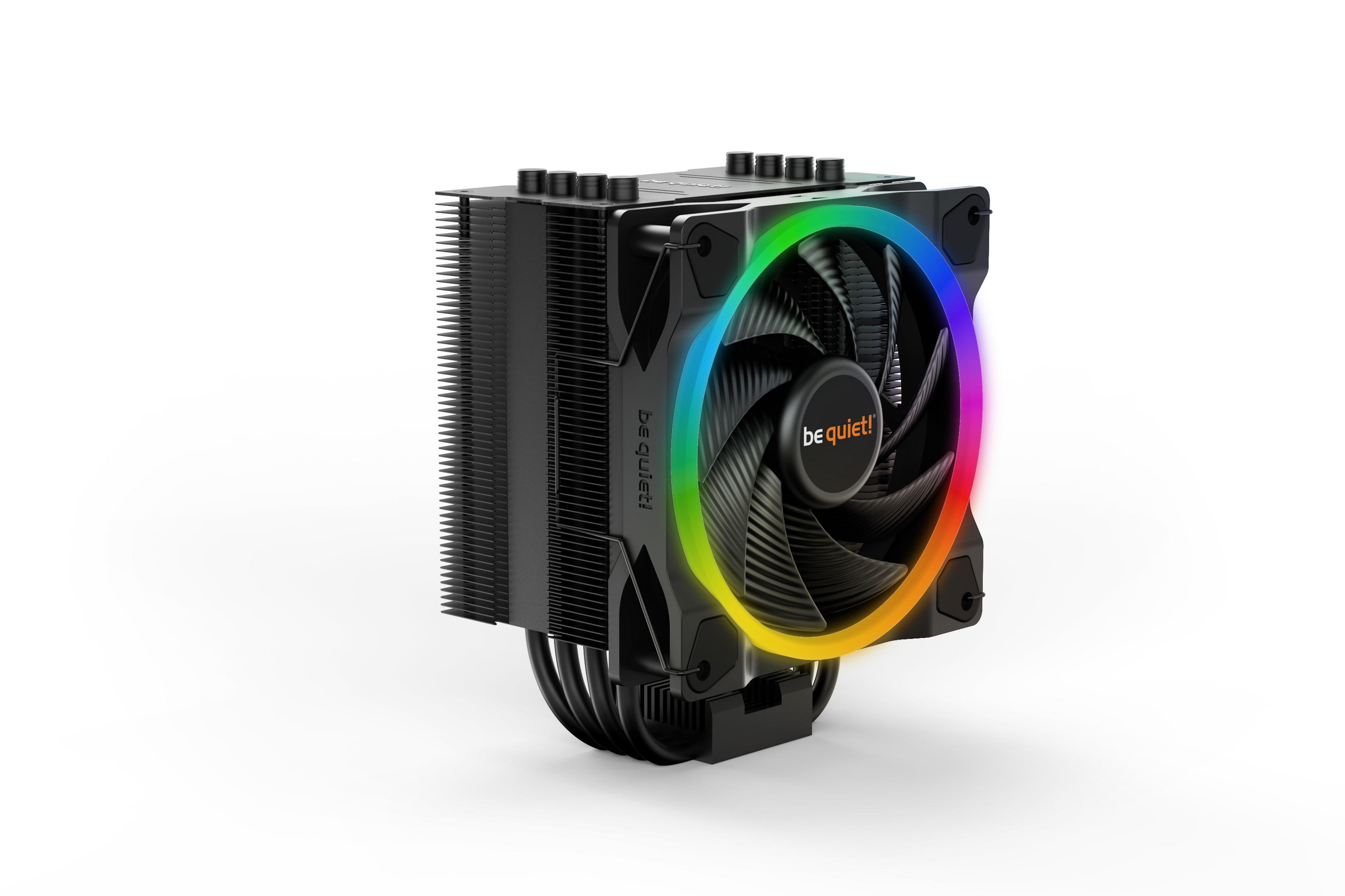 Dissipatore CPU nero con ventola RGB e heatpipe su sfondo bianco.