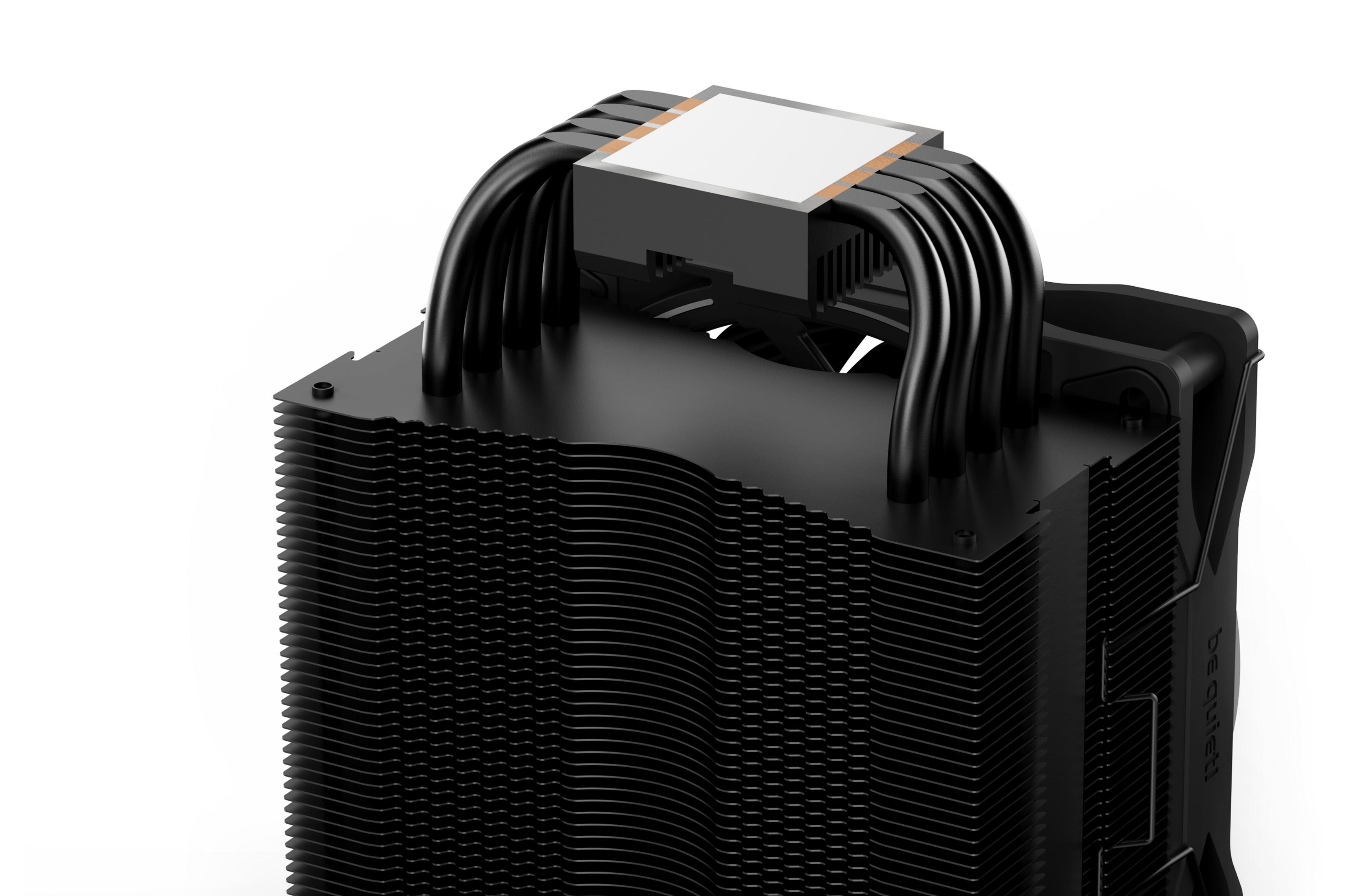 Un dissipatore CPU nero con heatpipe in rame e superficie superiore bianca.