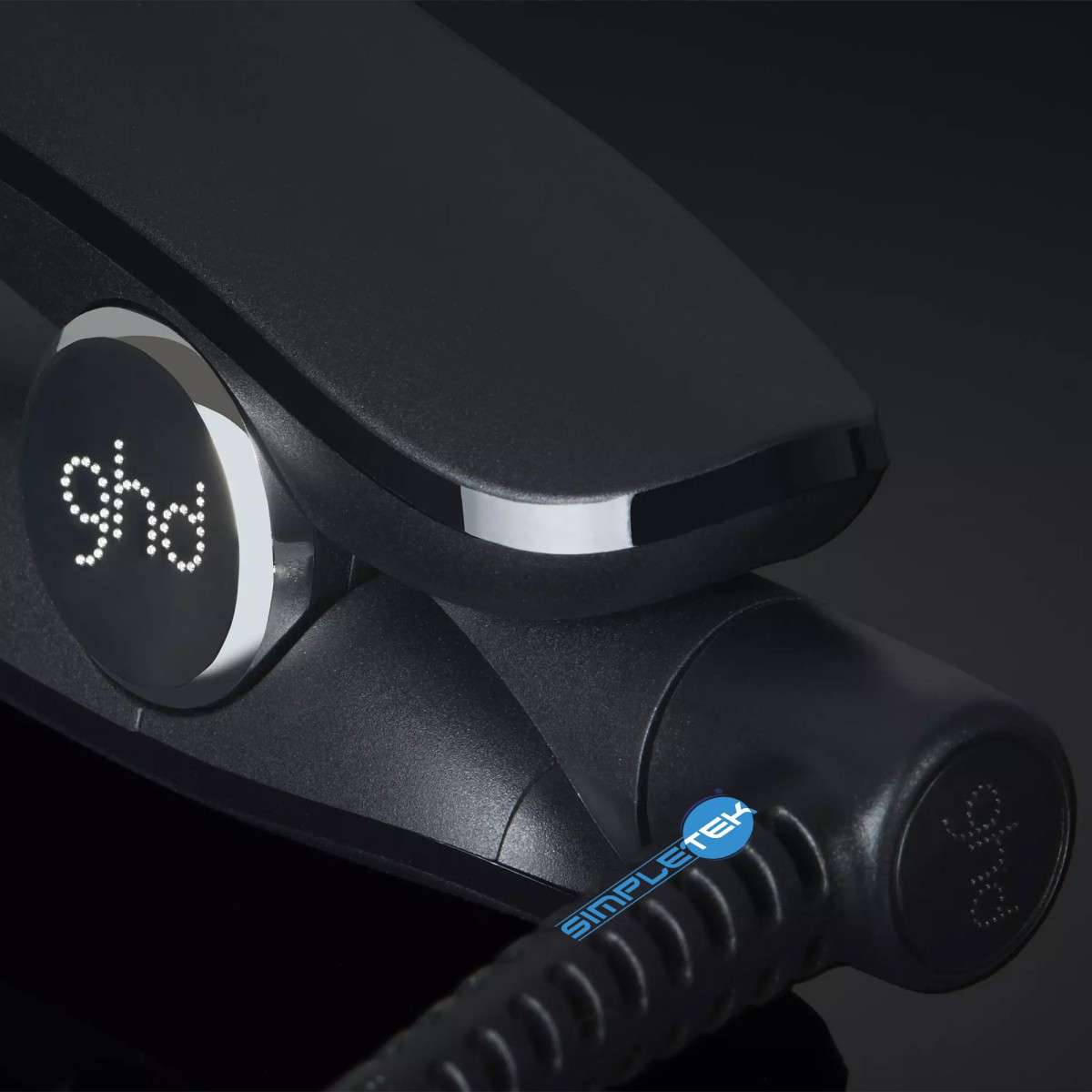 Plancha de pelo negra con logo GHD iluminado y bordes reflectantes.