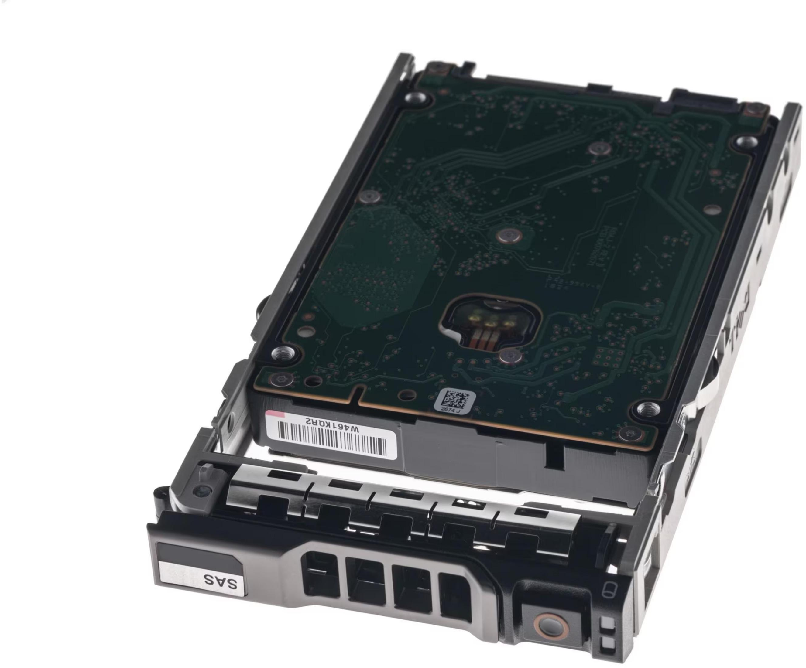 Un disco rigido per server con connettore SAS in un carrello.