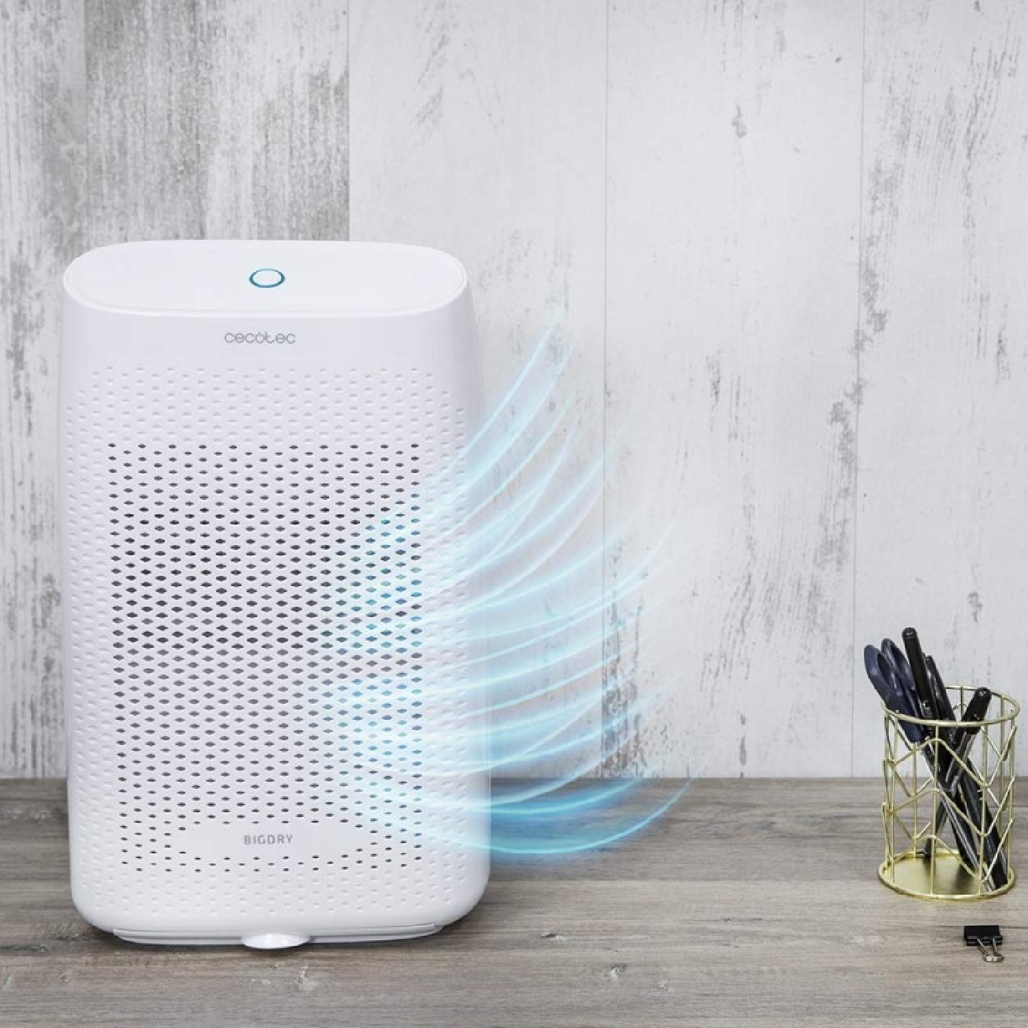 Biały osuszacz powietrza z niebieskimi strumieniami powietrza na drewnianym biurku.