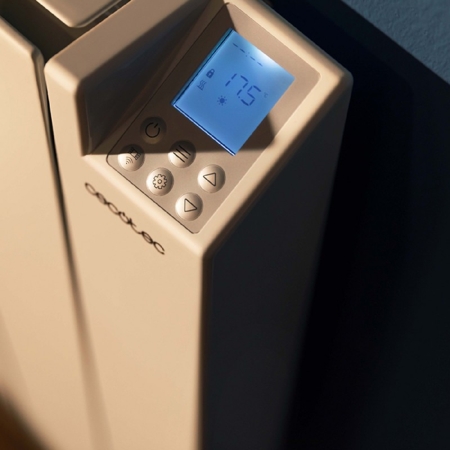 Un radiatore beige con schermo LCD blu che mostra 17,5°C.