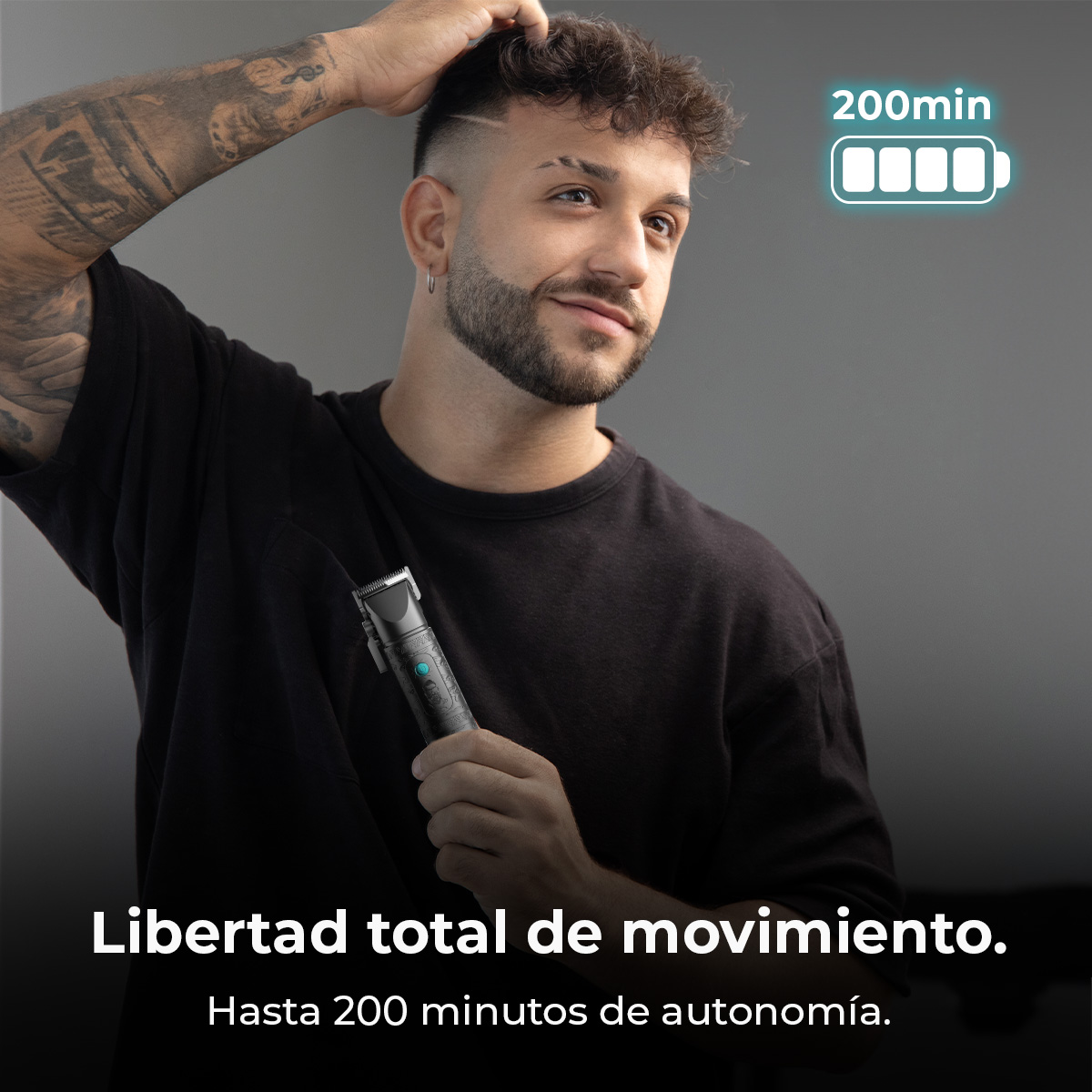 Mann mit Bart hält Trimmer. Batterieanzeige zeigt 200 Minuten.