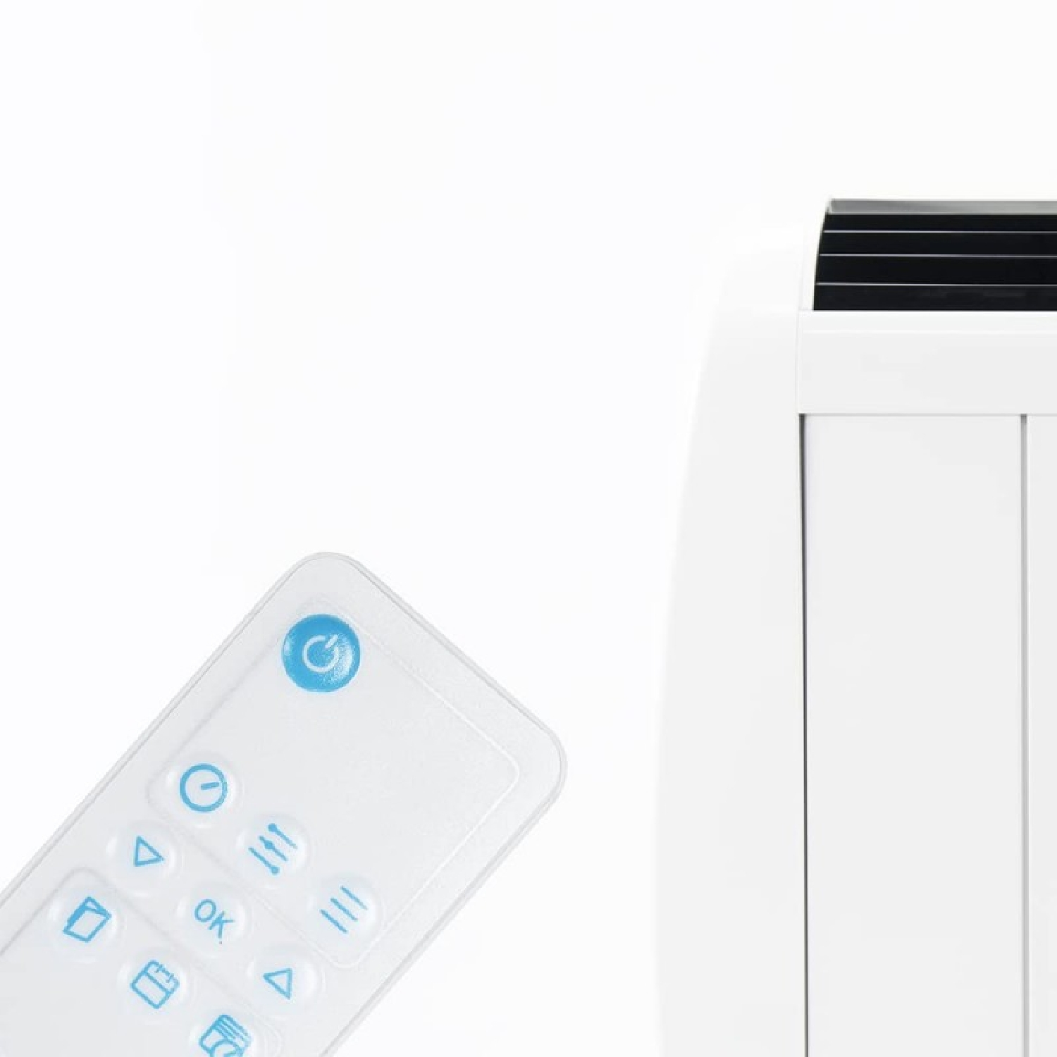 Biały pilot z niebieskimi przyciskami i częścią białego urządzenia.