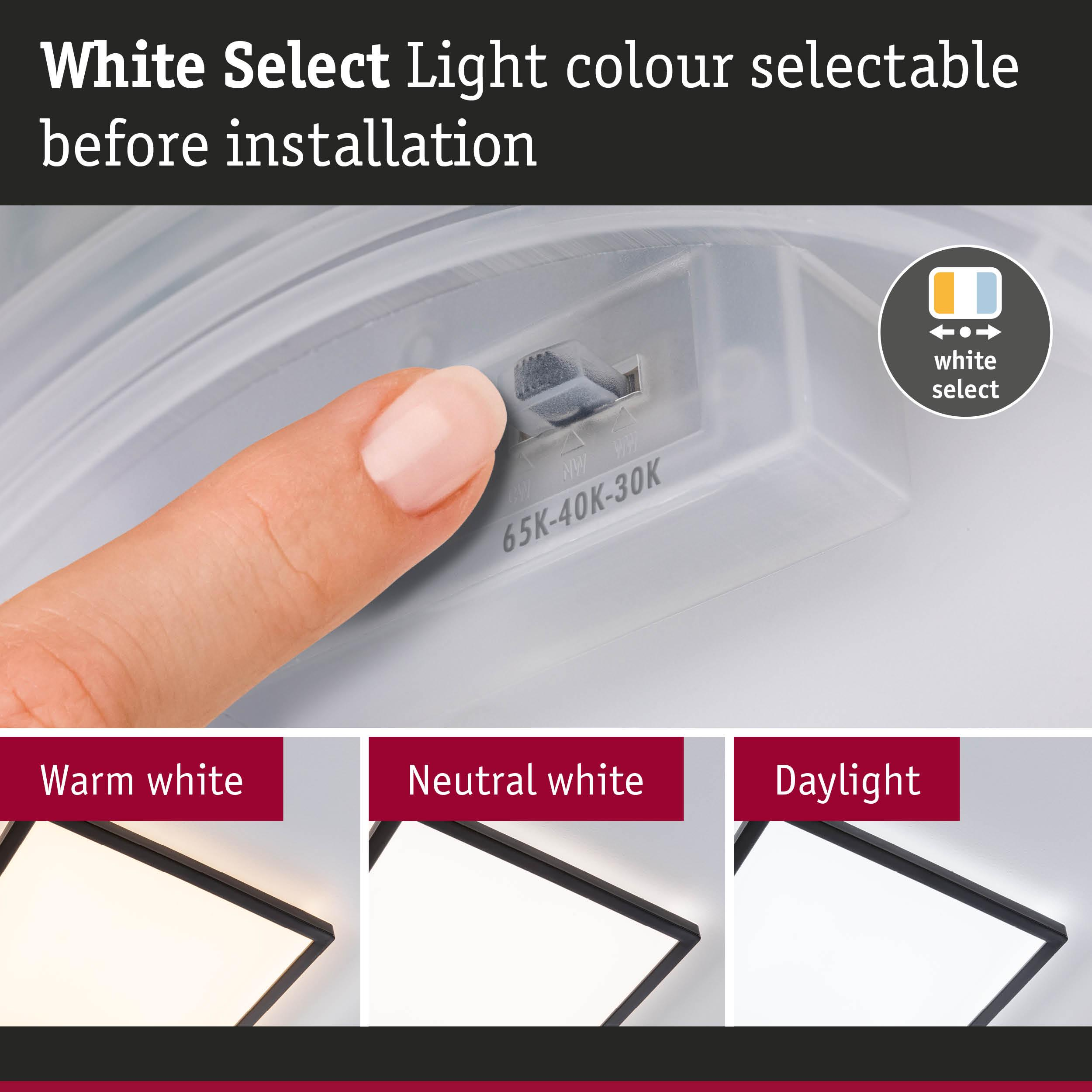 Zbliżenie palca regulującego przełącznik na oprawie oświetleniowej, pokazujące opcje temperatury barwowej.