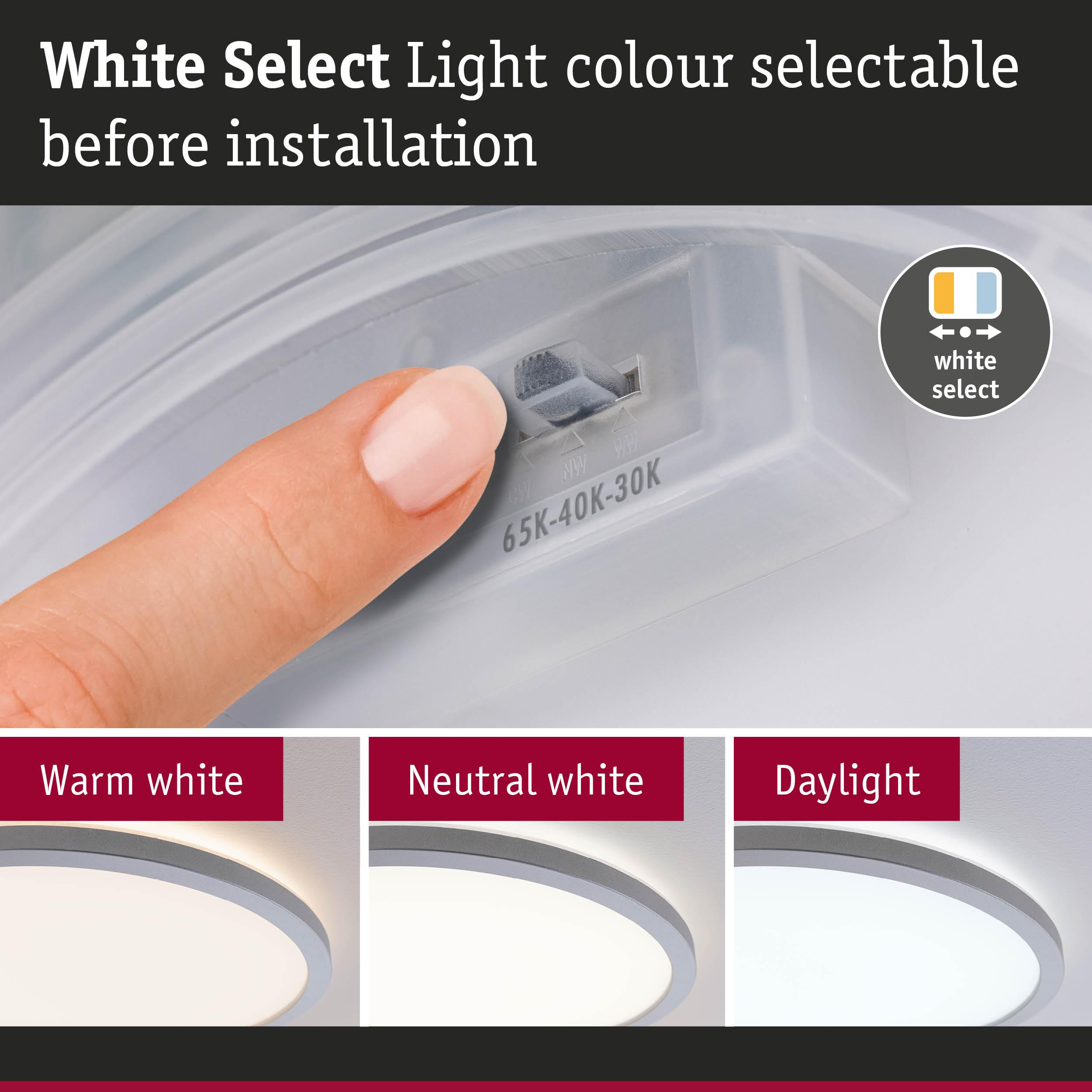 Palec reguluje przełącznik na lampie. Trzy światła pokazują różne odcienie bieli.