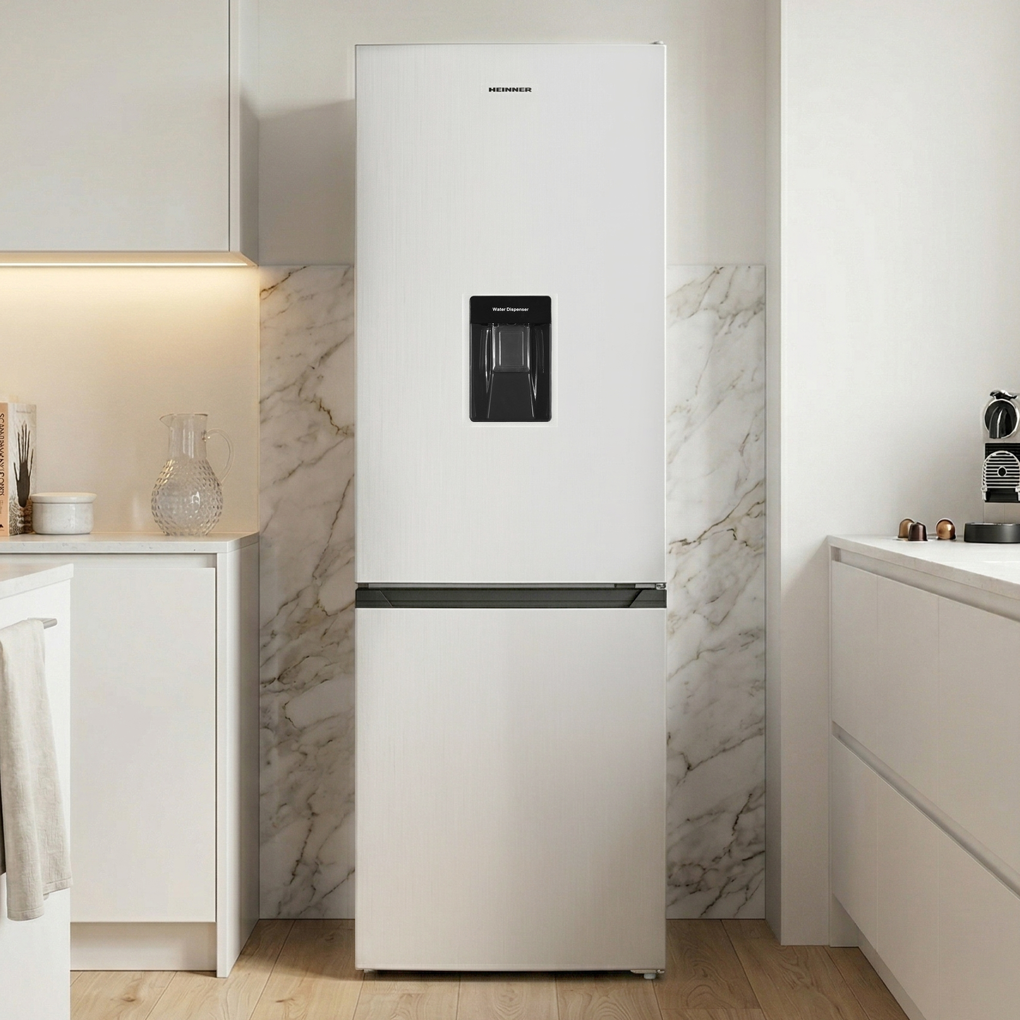 Een witte koelkast met waterdispenser in een moderne keuken met marmeraccenten.
