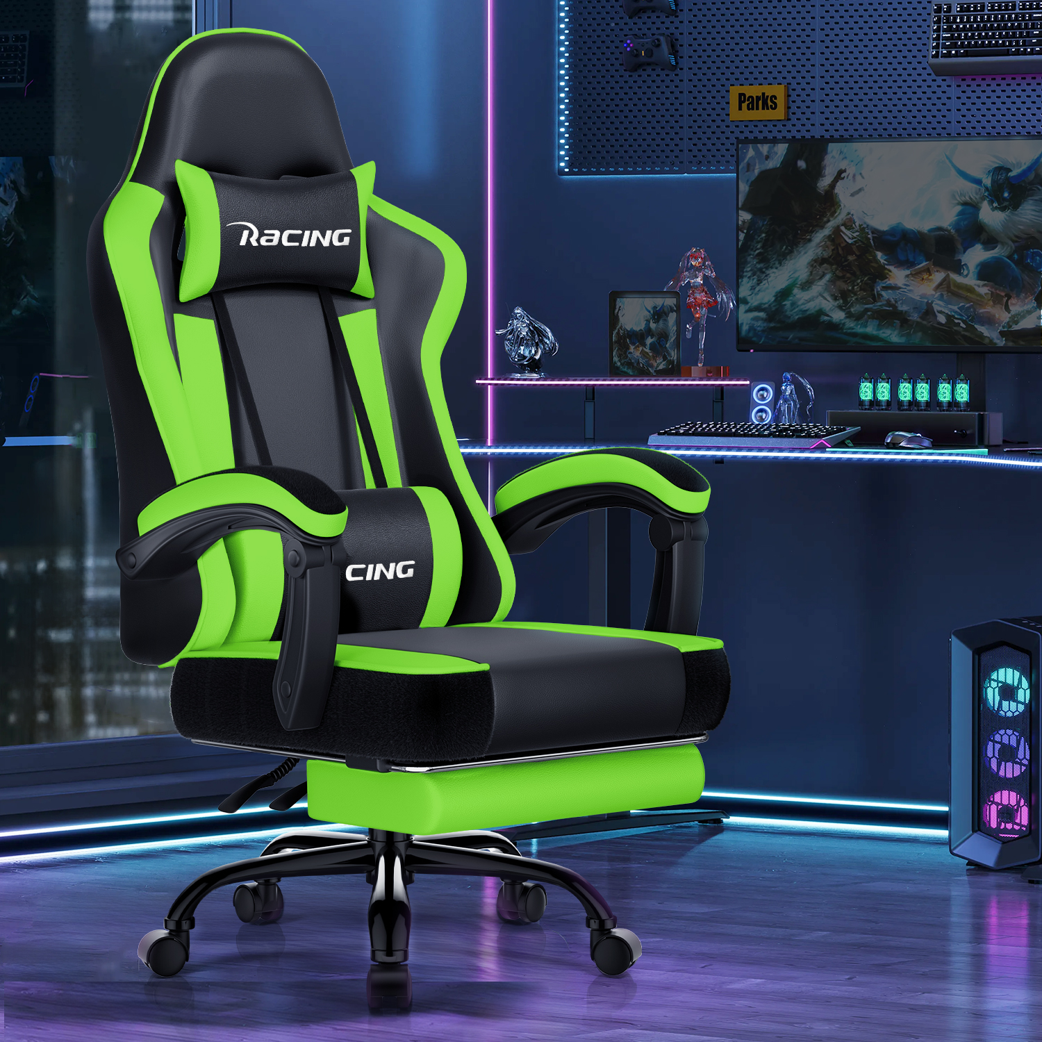 Ein schwarzer und grüner Gaming-Stuhl mit Rennlogo steht vor einem Schreibtisch mit Computer.