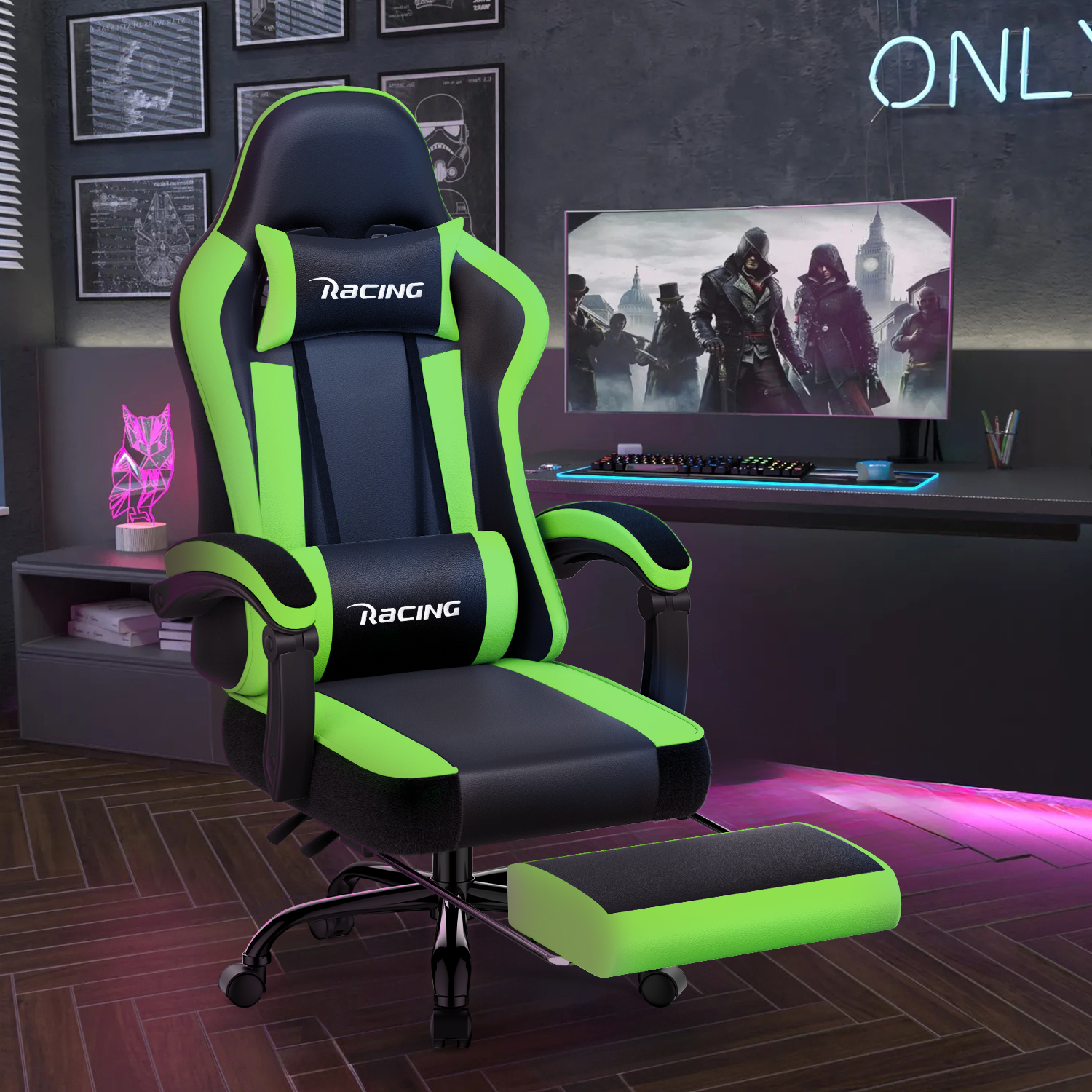 Ein grüner und schwarzer Gaming-Stuhl mit ausziehbarer Fußstütze steht vor einem Schreibtisch mit Monitor.