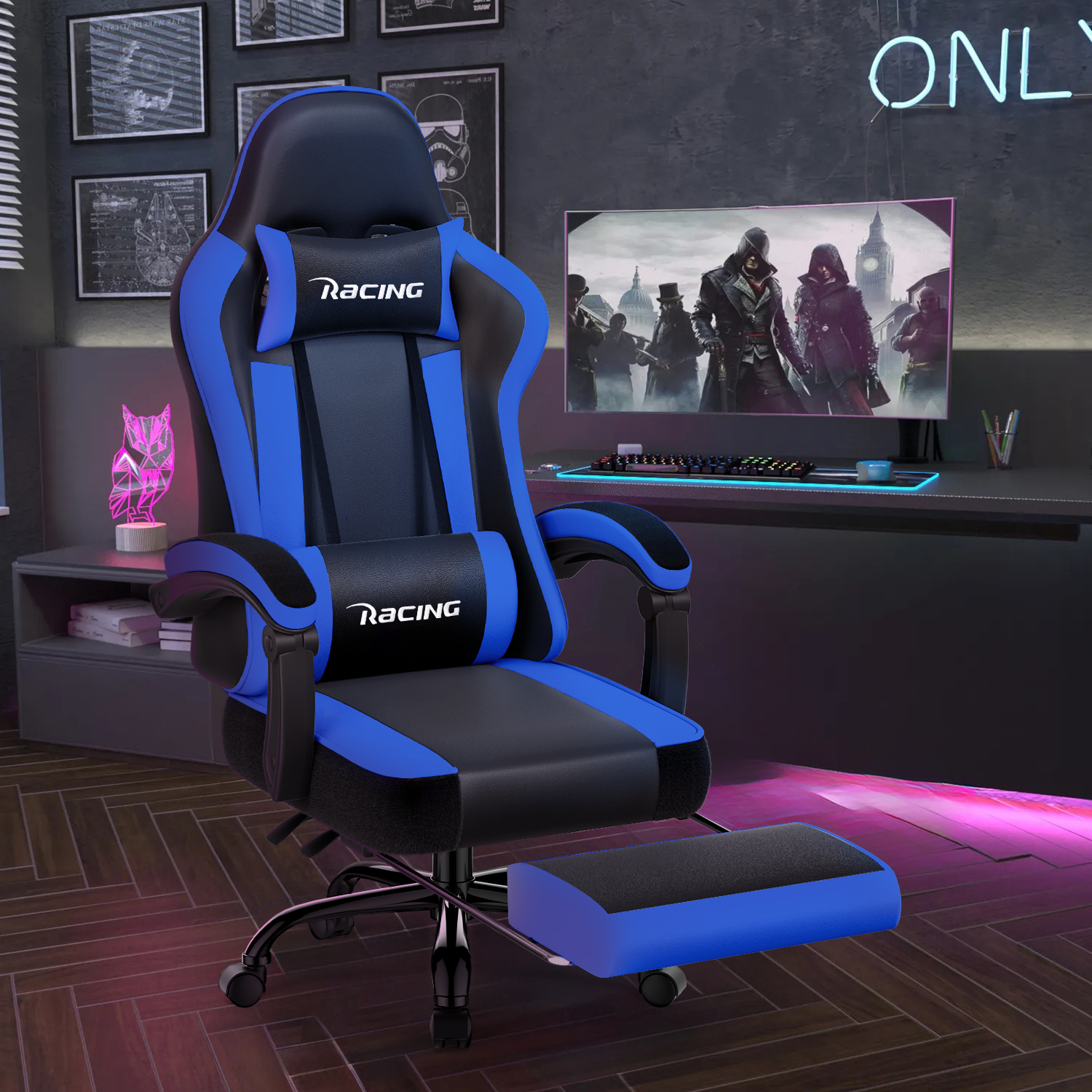 Ein blauer und schwarzer Gaming-Stuhl mit ausziehbarer Fußstütze steht vor einem Schreibtisch mit Monitor.