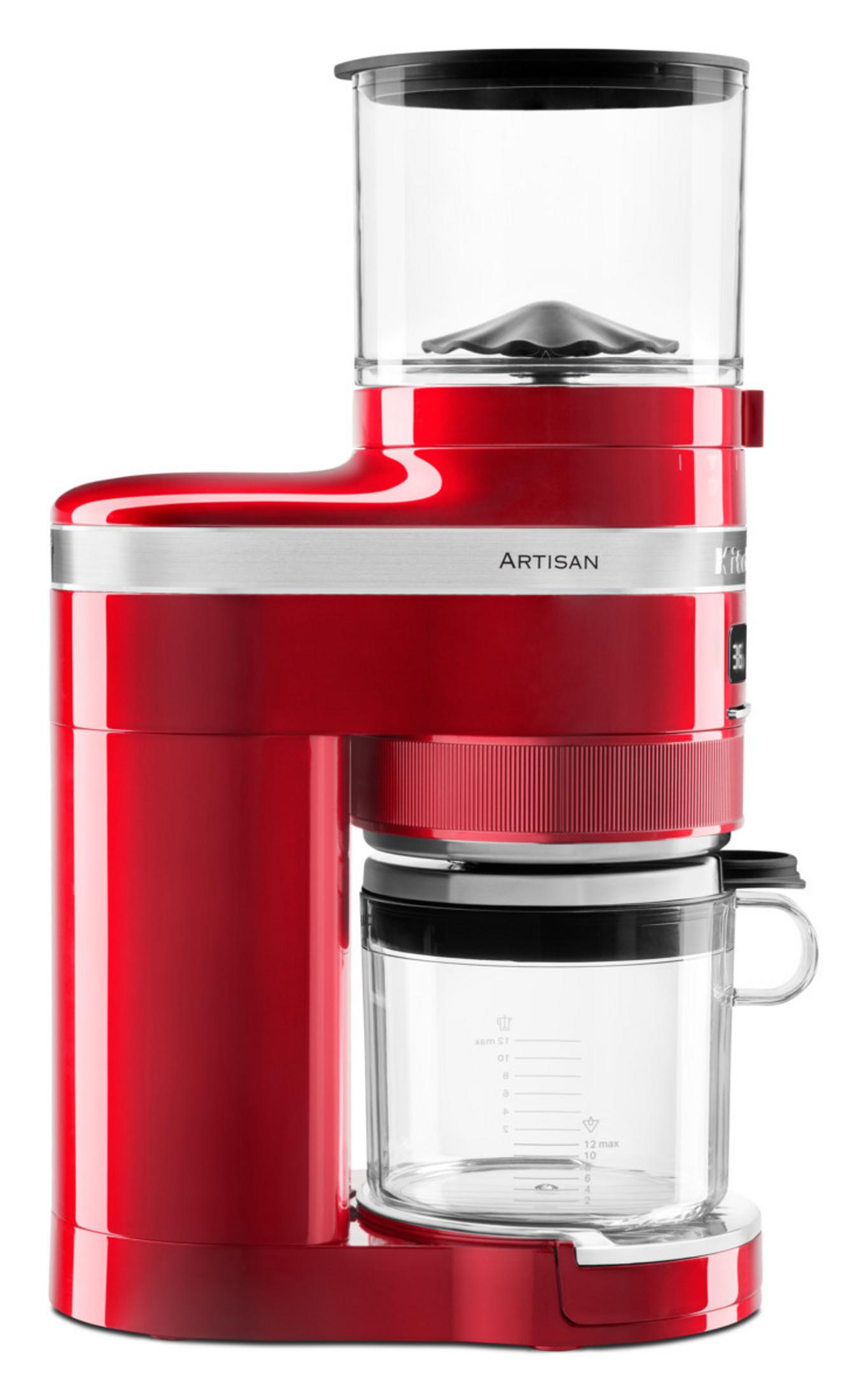 Eine rote Kaffeemühle mit Glasbehälter und Mahlwerk, auf weißem Hintergrund.