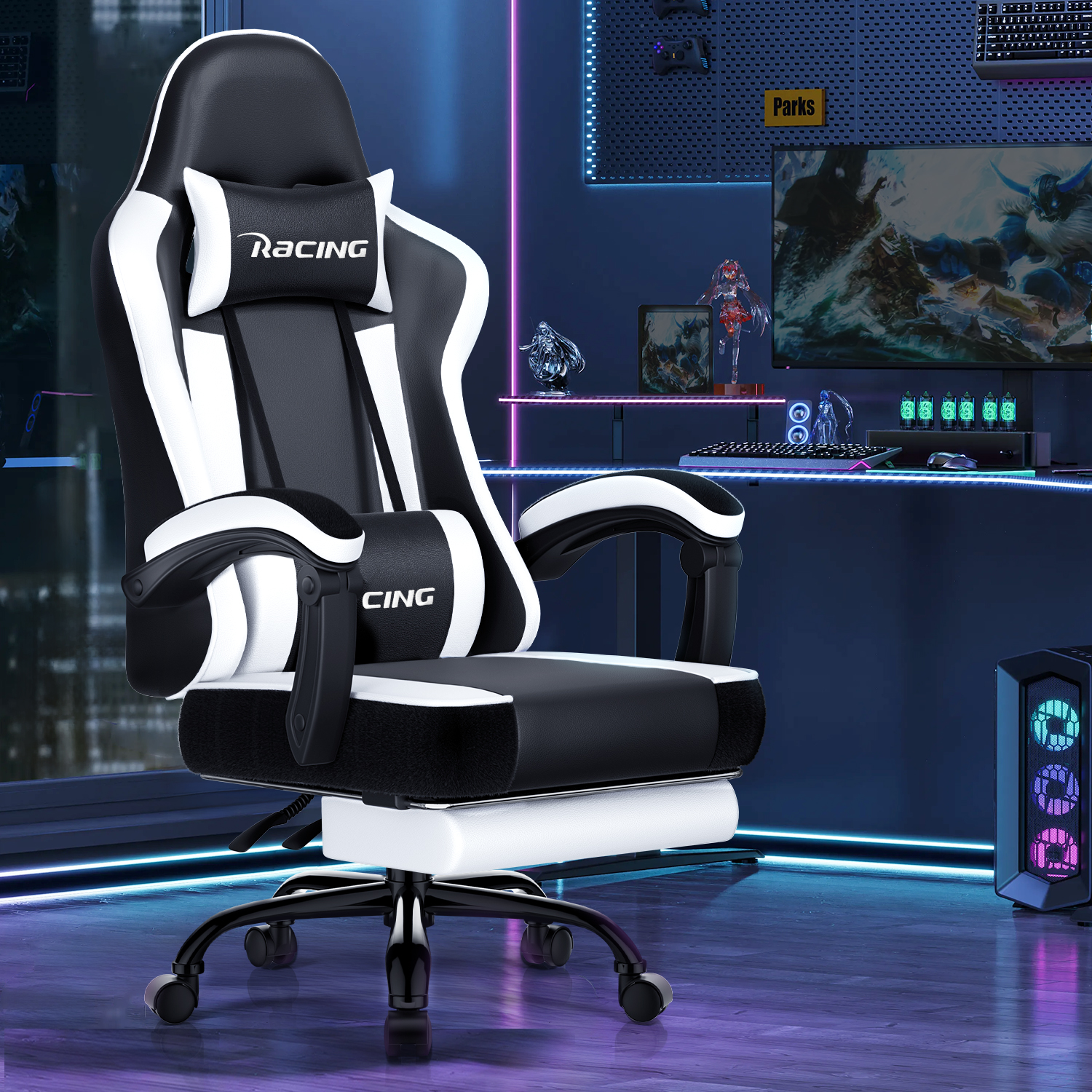 Schwarz-weißer Rennstuhl mit Fußstütze in einem Gamer-Raum mit PC und Monitor.