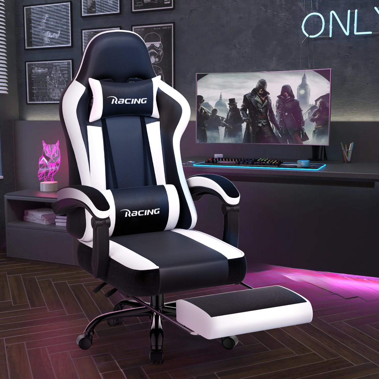 Ein schwarzer und weißer Gaming-Stuhl mit ausklappbarer Fußstütze.