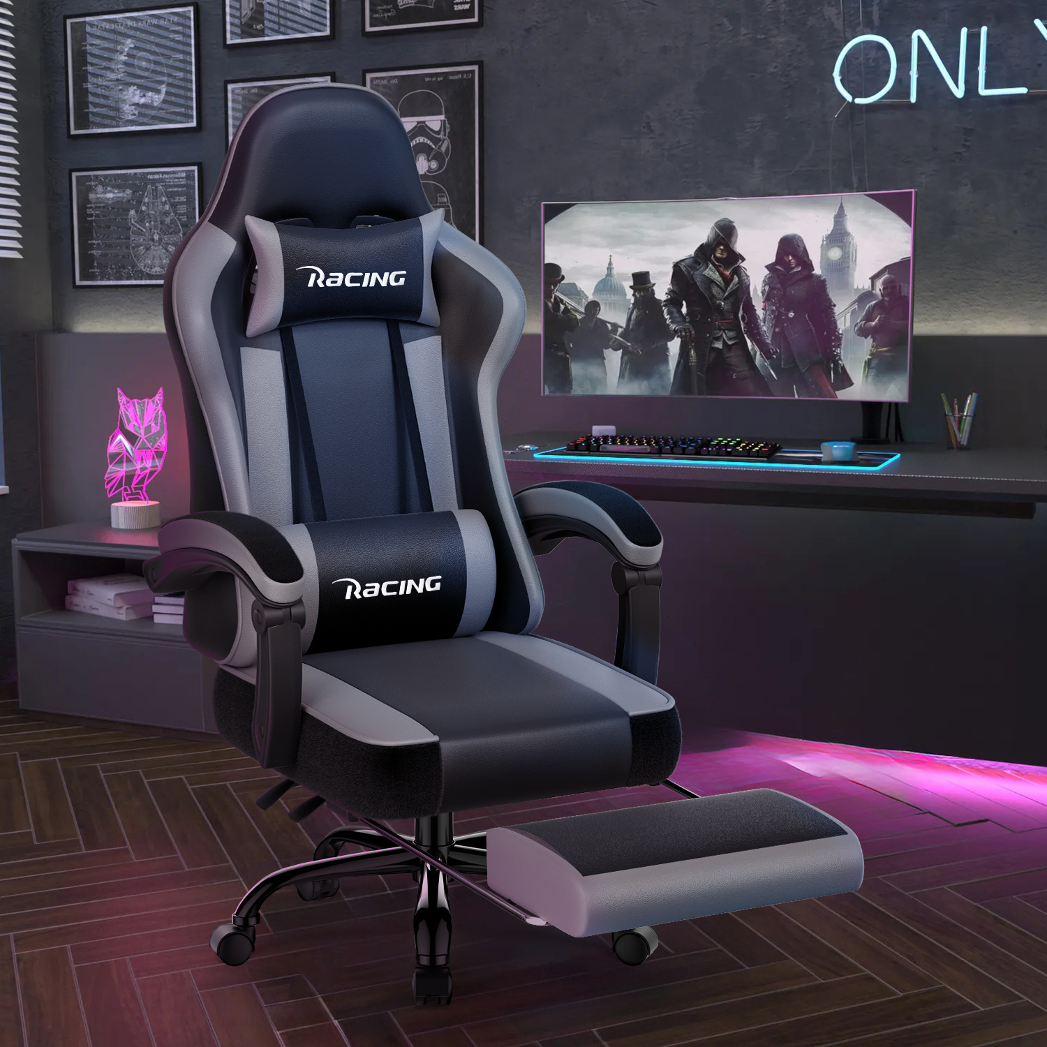 Ein Gaming-Stuhl mit Fußstütze, Schreibtisch, Monitor mit Spiel und Neonlicht.