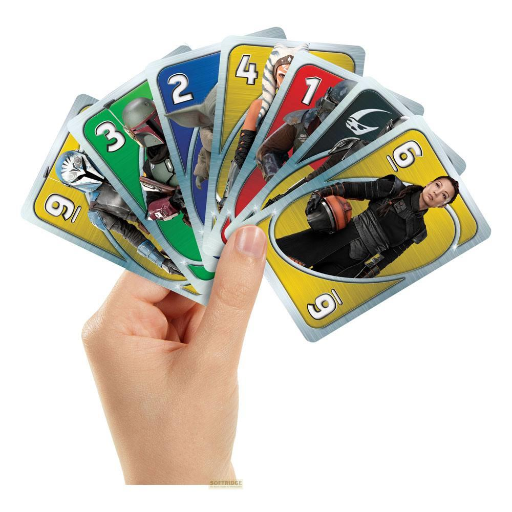 Hand hält Star Wars Uno-Karten mit Figuren wie Grogu, Boba Fett und Fennec Shand.