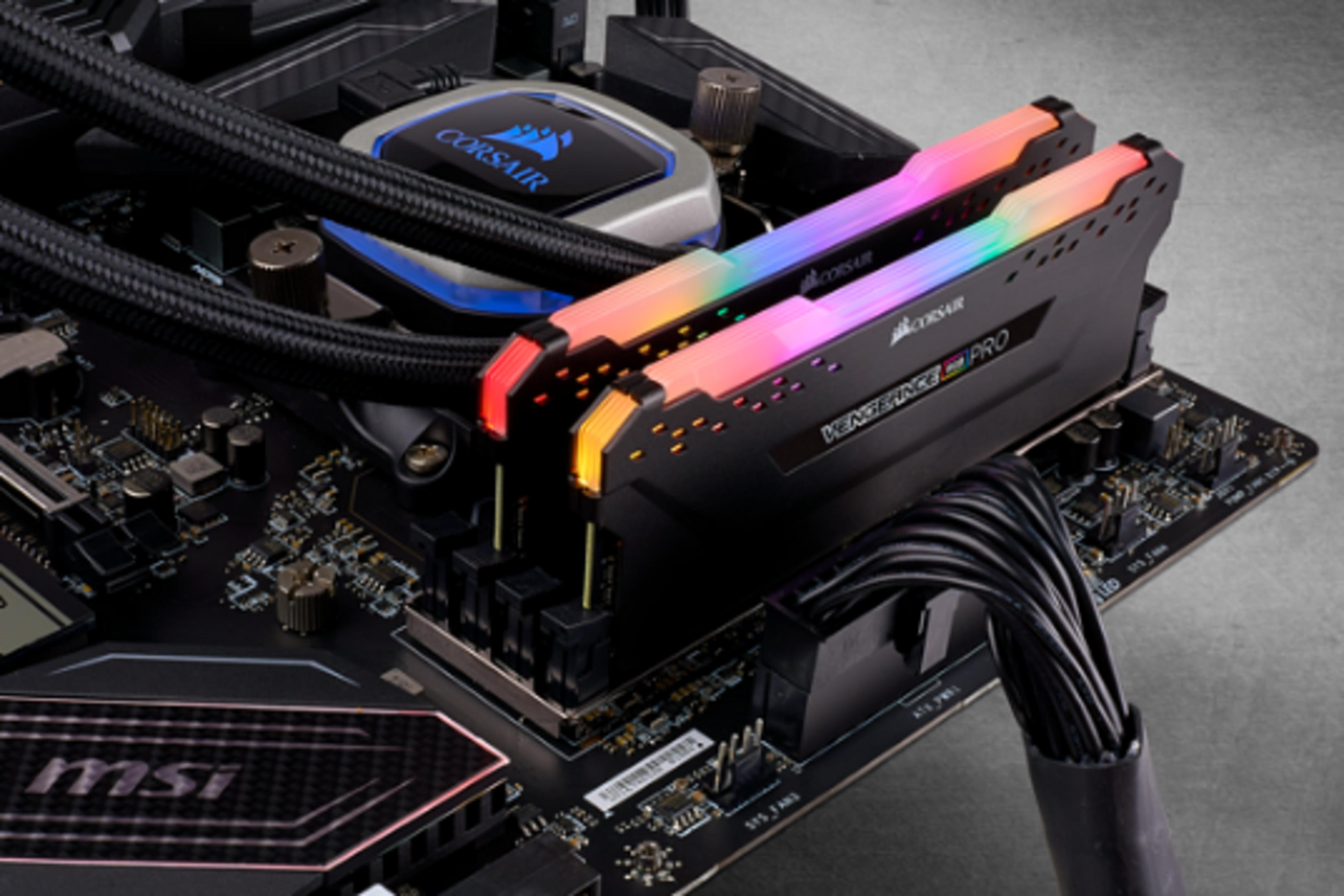 Moduły RAM z oświetleniem RGB na płycie głównej z chłodzeniem CPU Corsair.