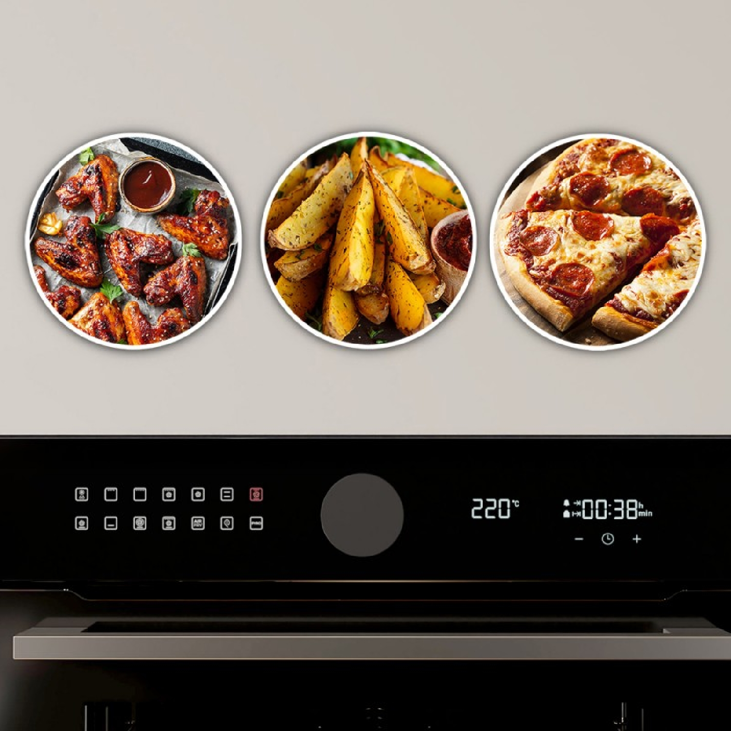 Tre immagini rotonde mostrano ali di pollo, spicchi di patate e pizza. Sotto, un pannello di controllo del forno.