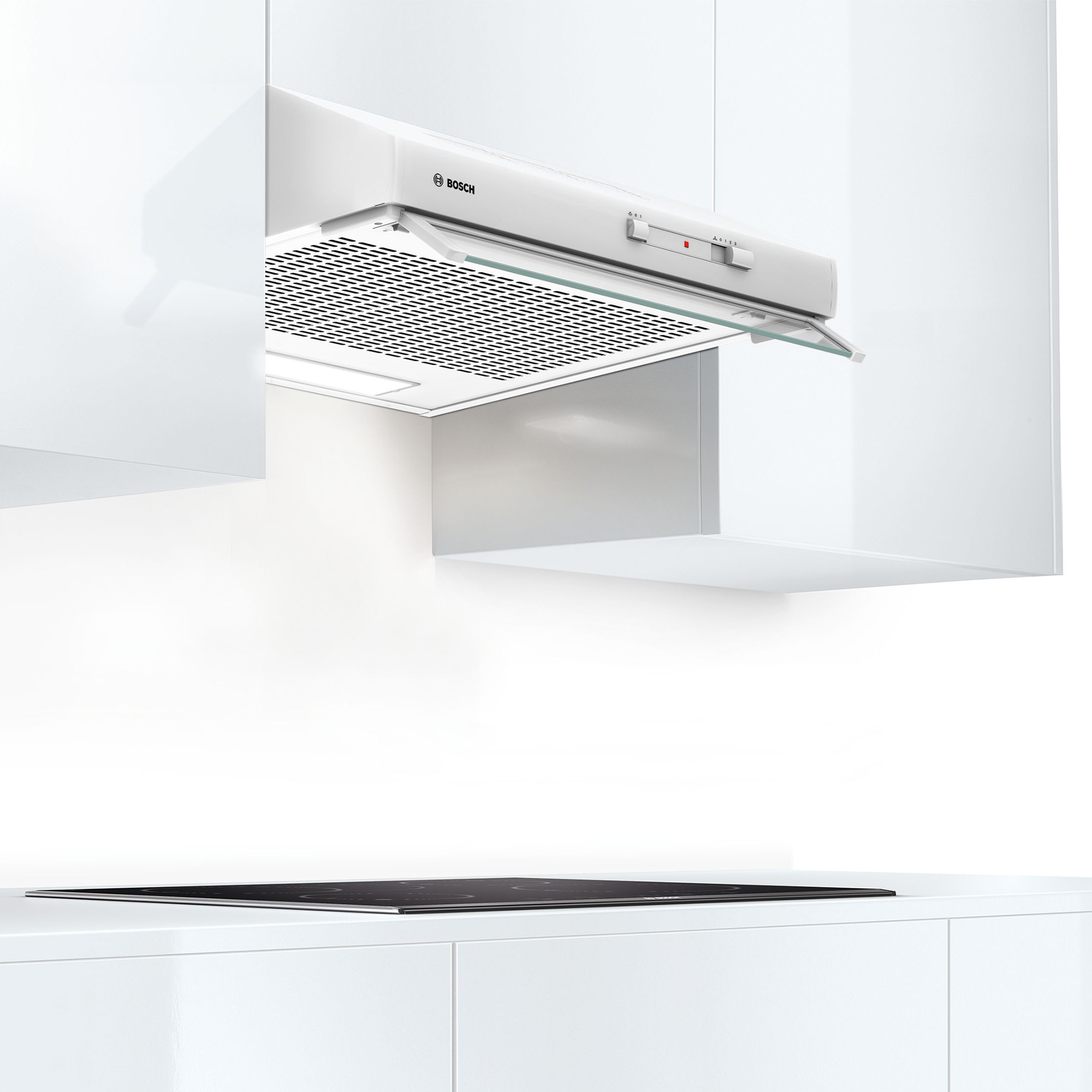 Biały okap marki Bosch nad czarną płytą indukcyjną.