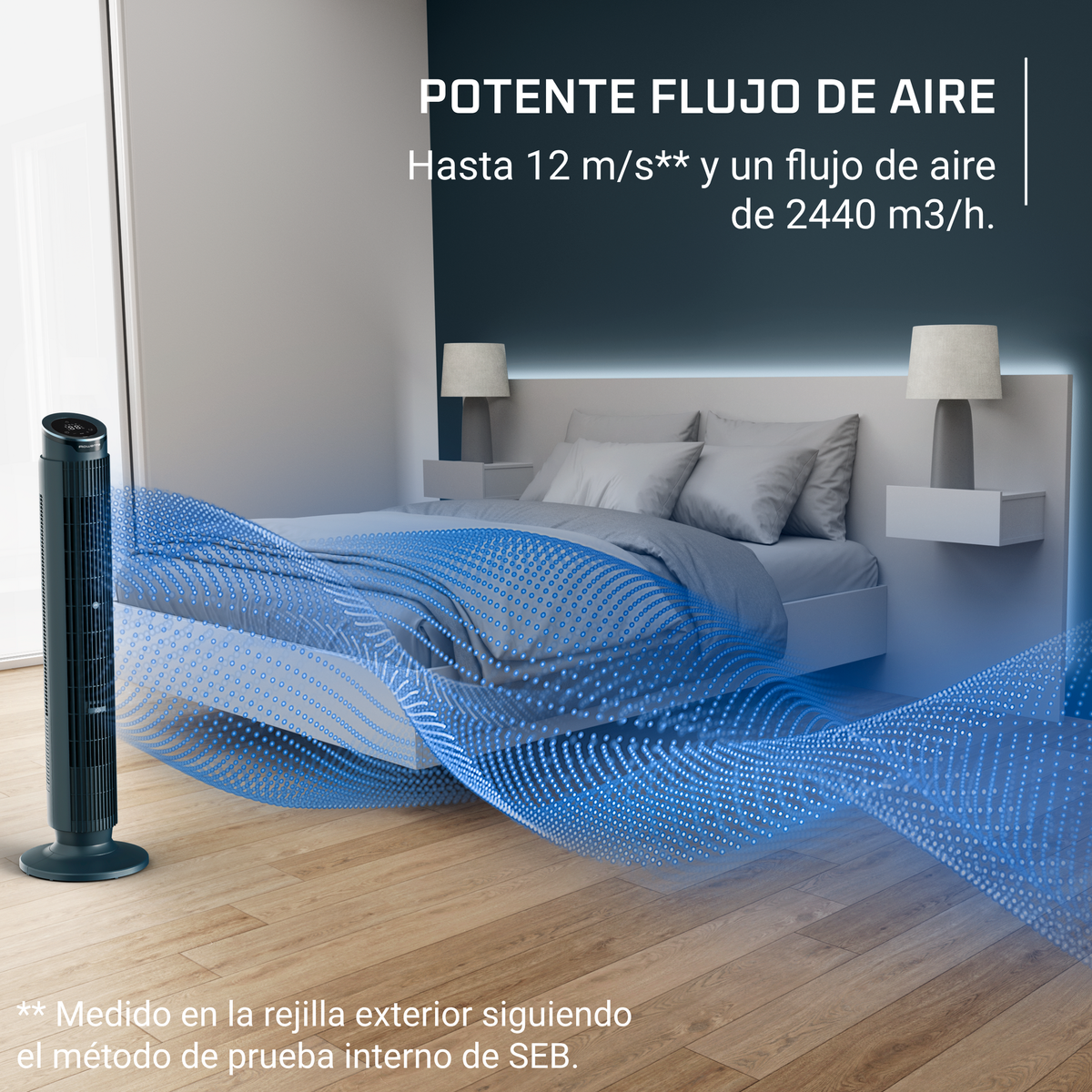 Turmventilator projiziert blauen Luftstrom über ein Bett in einem Schlafzimmer.