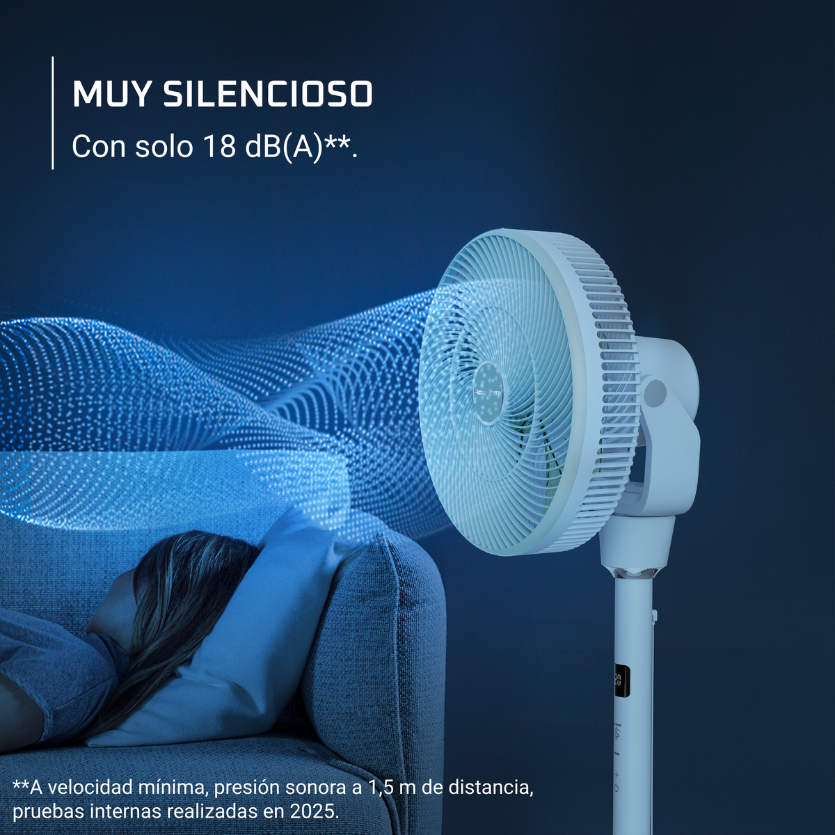 Un ventilatore silenzioso con grafica delle onde sonore su una persona che dorme su un divano.