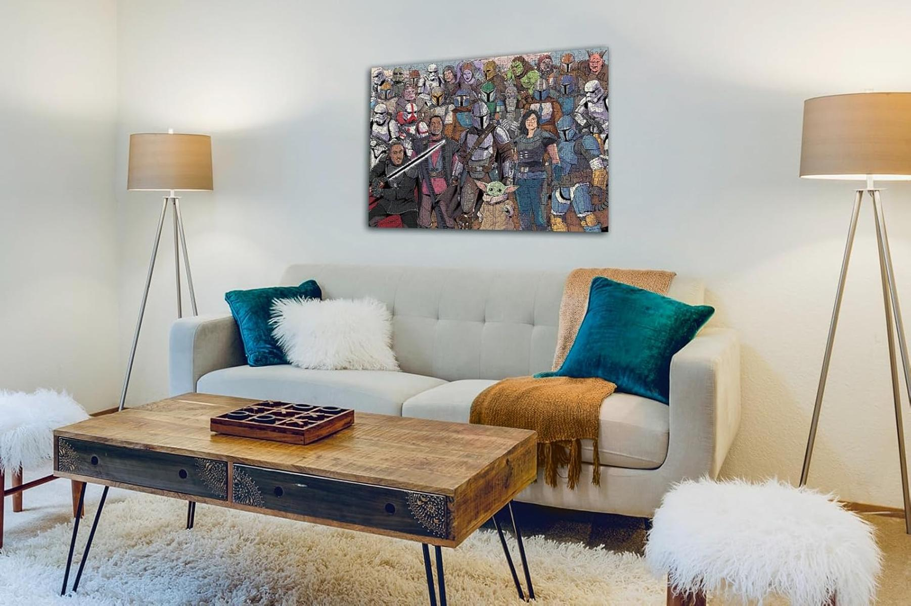 Plakat z postaciami Gwiezdnych Wojen nad sofą, ze stolikami bocznymi i lampami.