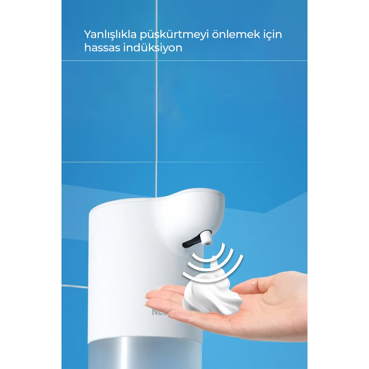 Beyaz sabunluk, mavi fayanslara karşı bir ele köpük veriyor.