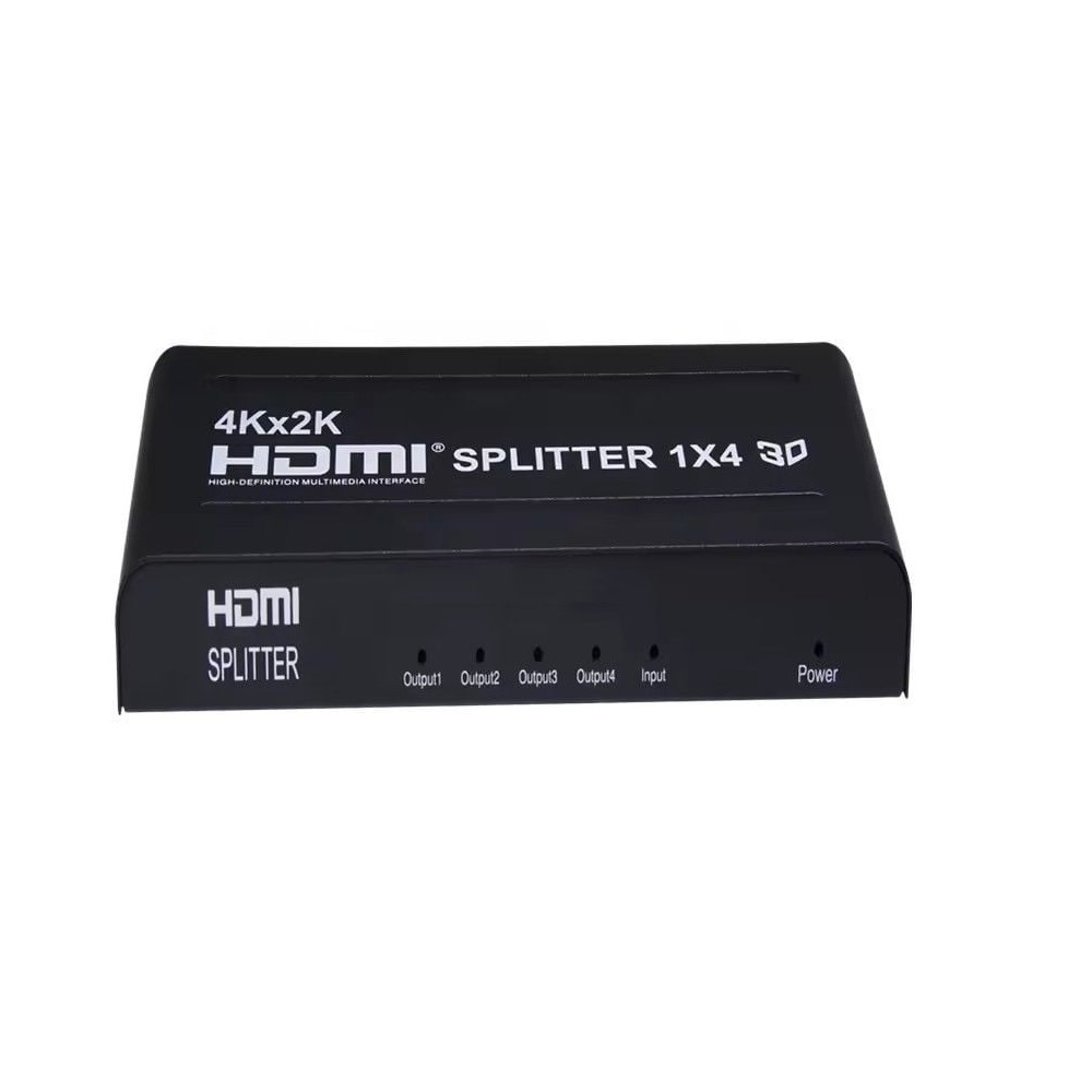 4 çıkışlı ve güç bağlantı noktalı siyah HDMI 1x4 ayırıcı.