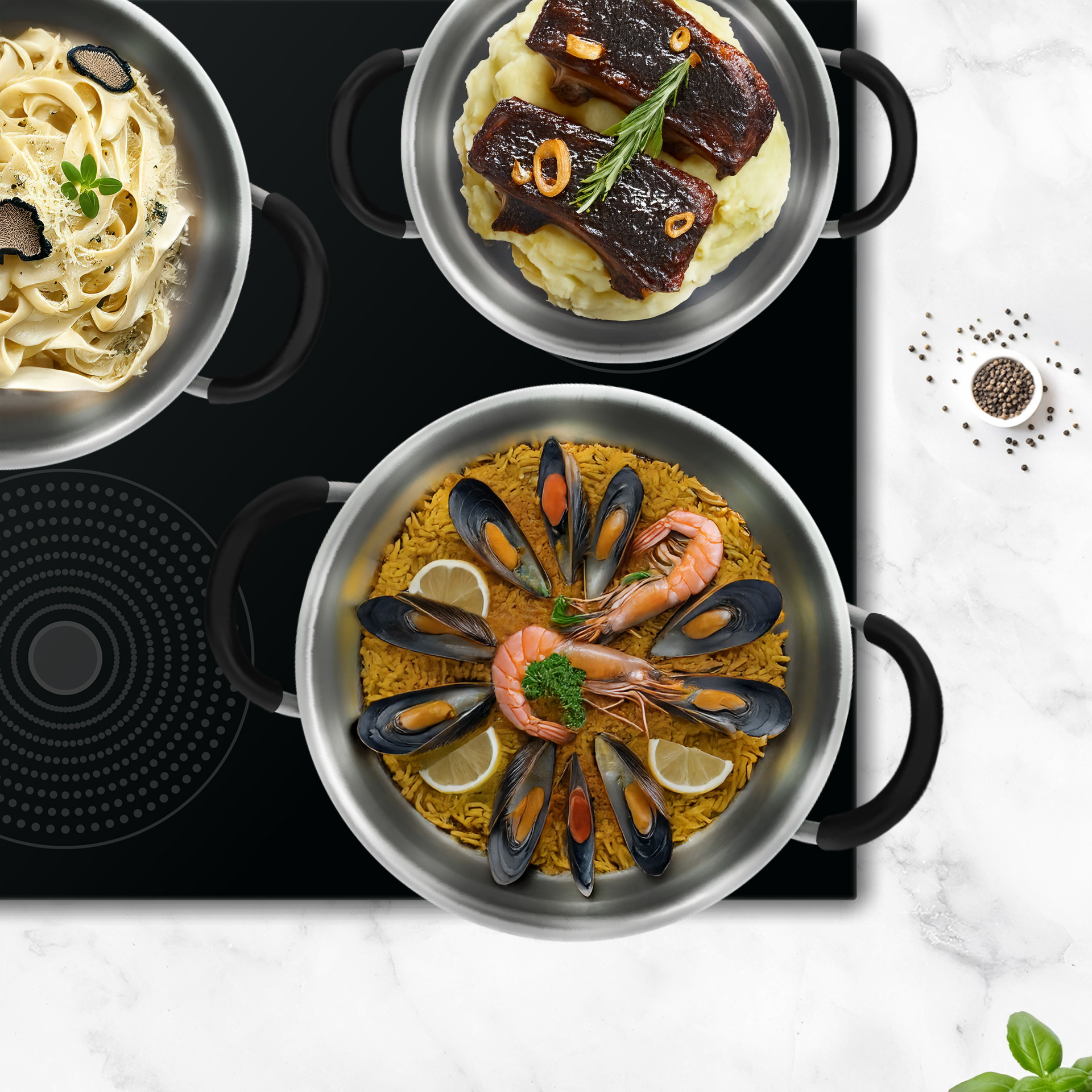 Tres sartenes en una placa: pasta con trufa, costillas con puré, paella con gambas y mejillones.