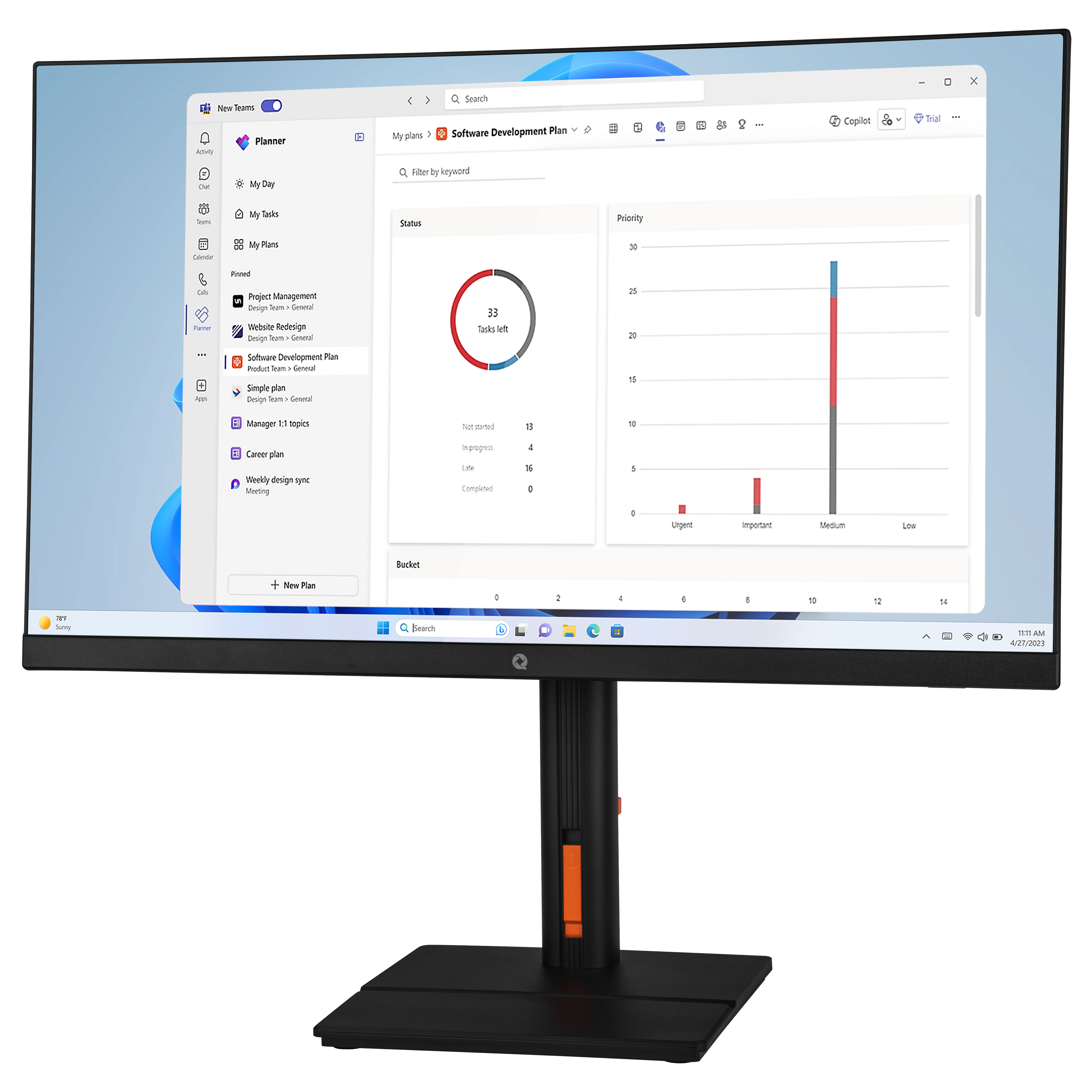 Un monitor di computer mostra l'app Microsoft Teams, con dashboard di pianificazione, grafici e elenchi di attività.