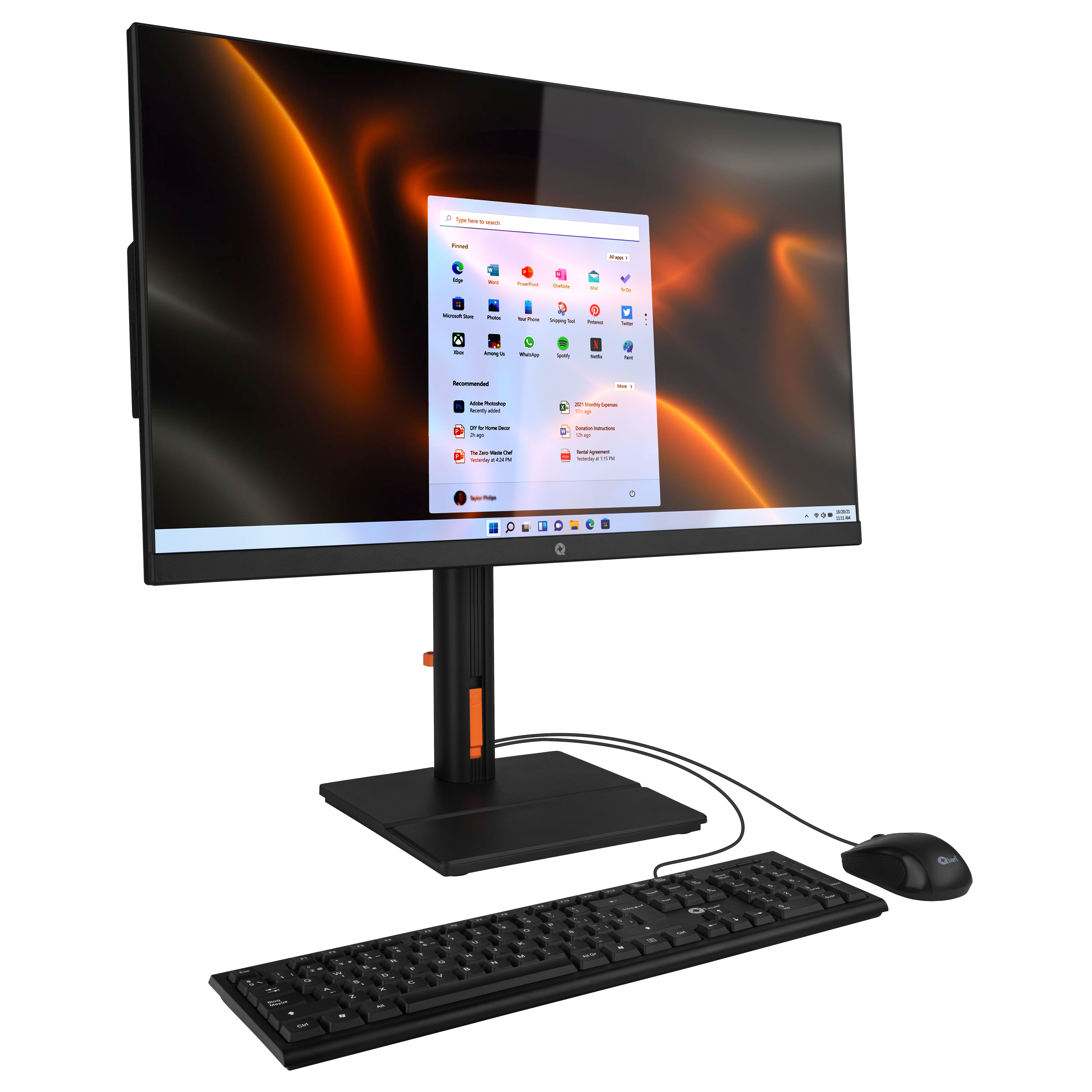 Un monitor, tastiera e mouse neri su sfondo bianco. Il monitor mostra Windows 11.